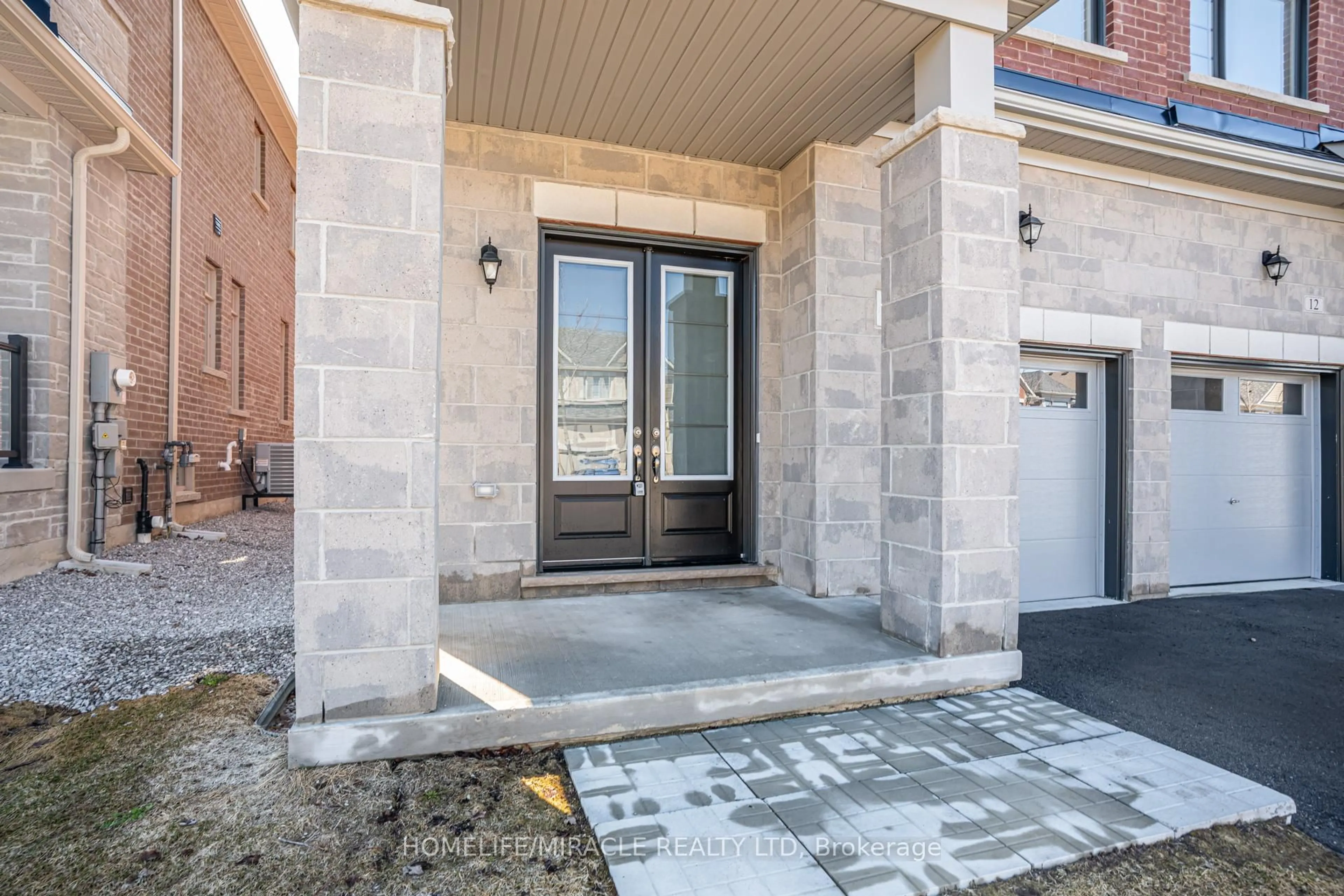 Indoor entryway for 14 Sassafras Rd, Springwater Ontario L9X 2C6