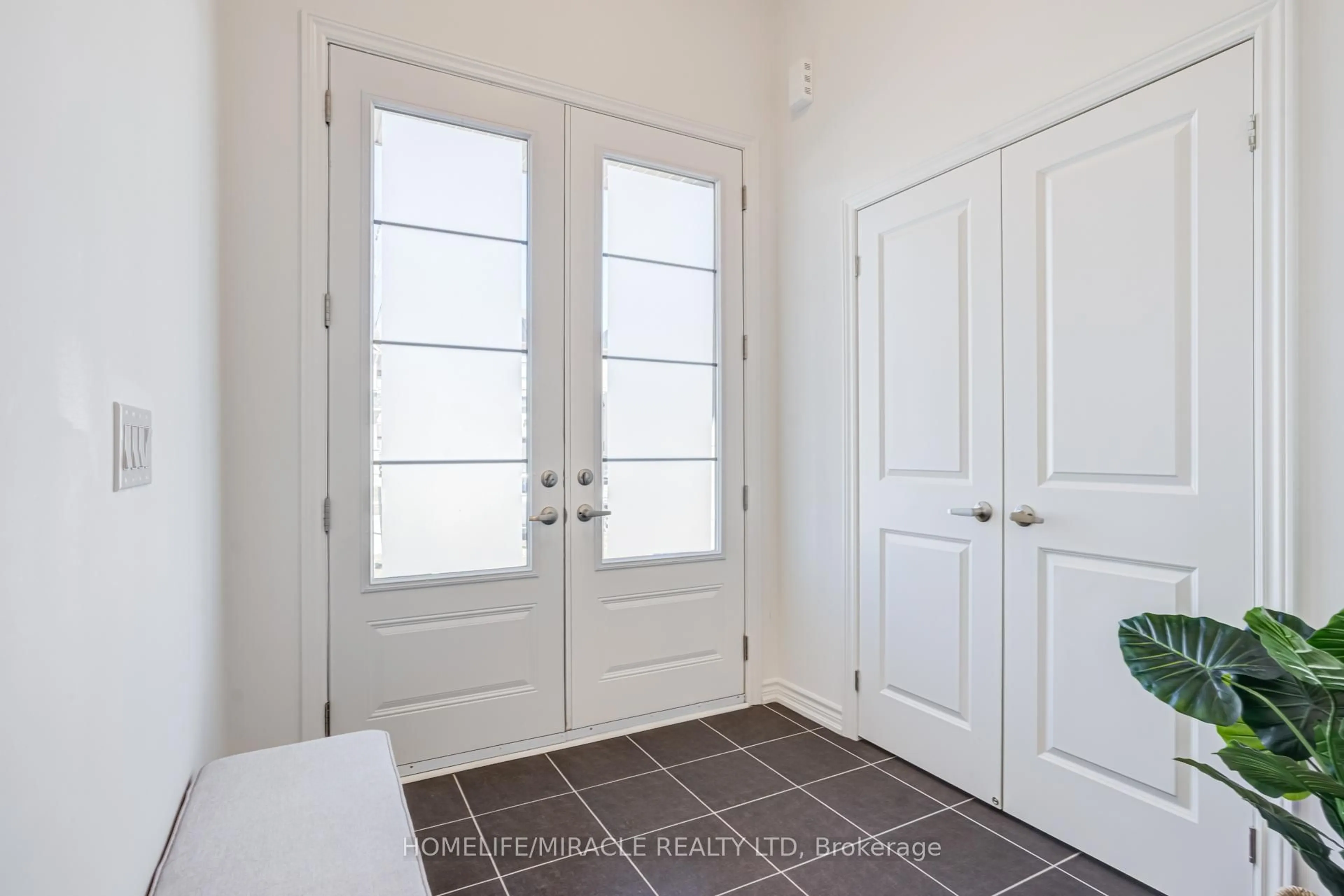 Indoor entryway for 14 Sassafras Rd, Springwater Ontario L9X 2C6