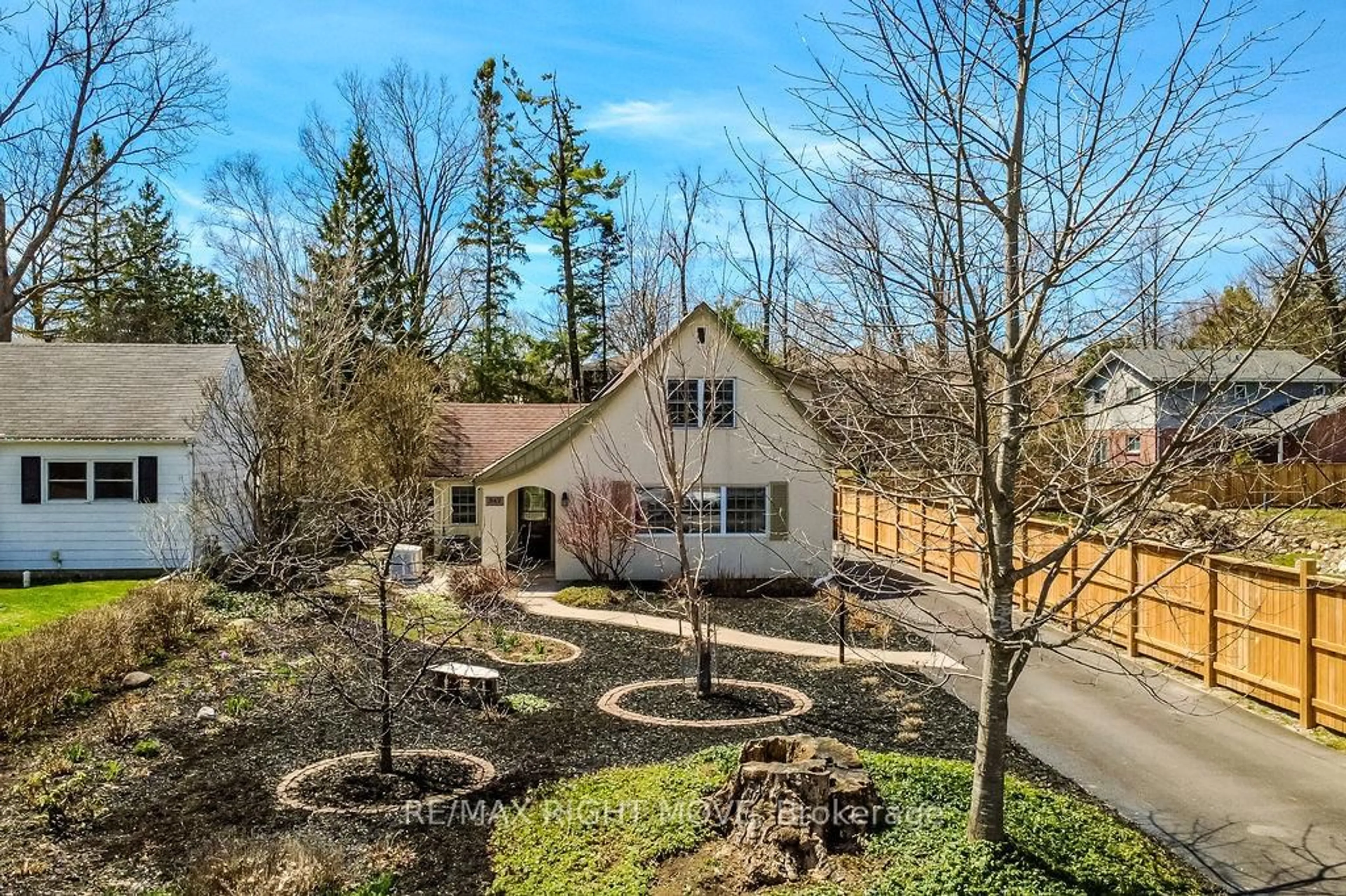 A pic from outside/outdoor area/front of a property/back of a property/a pic from drone, water/lake/river/ocean view for 347 Old Muskoka Rd, Orillia Ontario L3V 4G5
