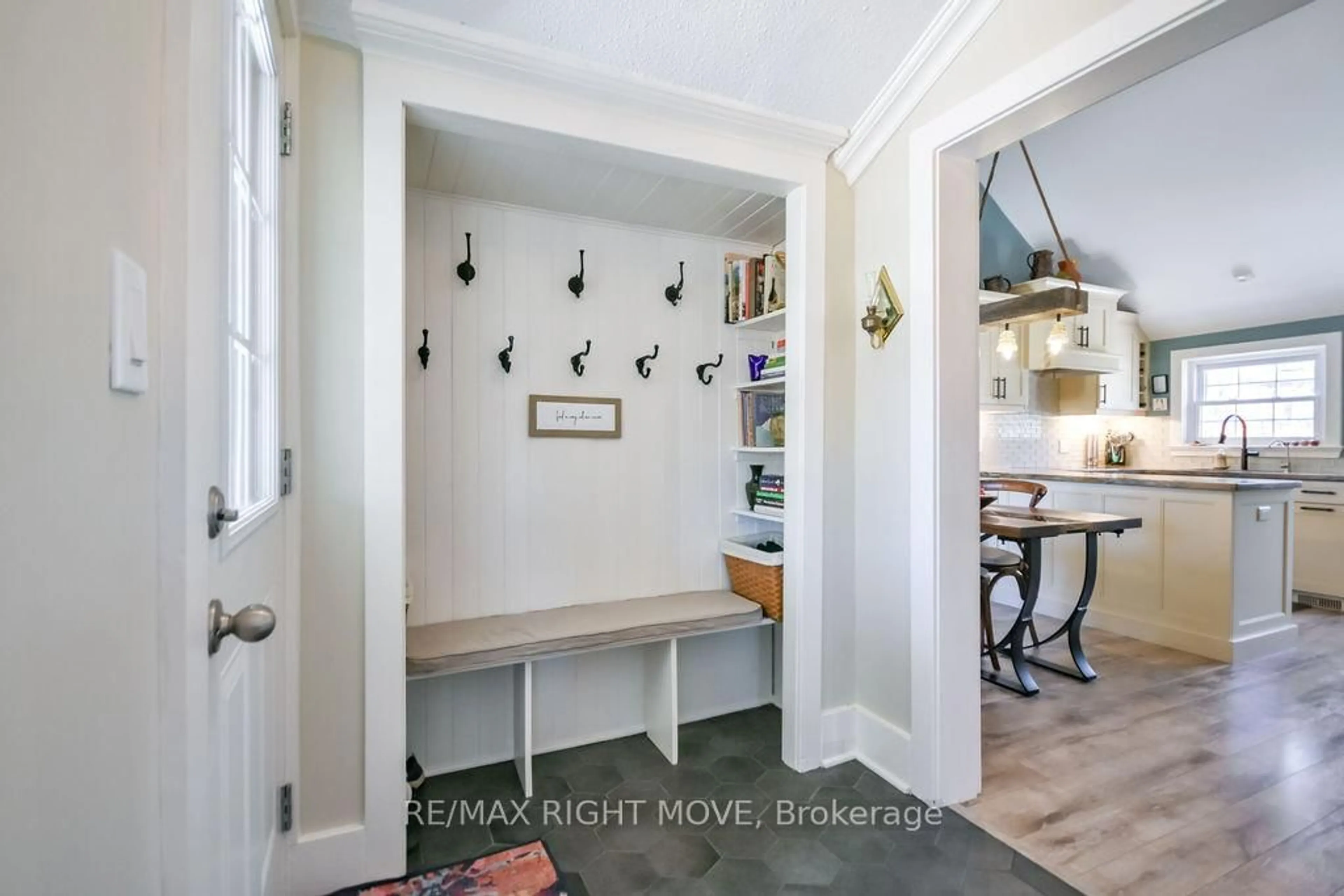 Indoor entryway for 347 Old Muskoka Rd, Orillia Ontario L3V 4G5