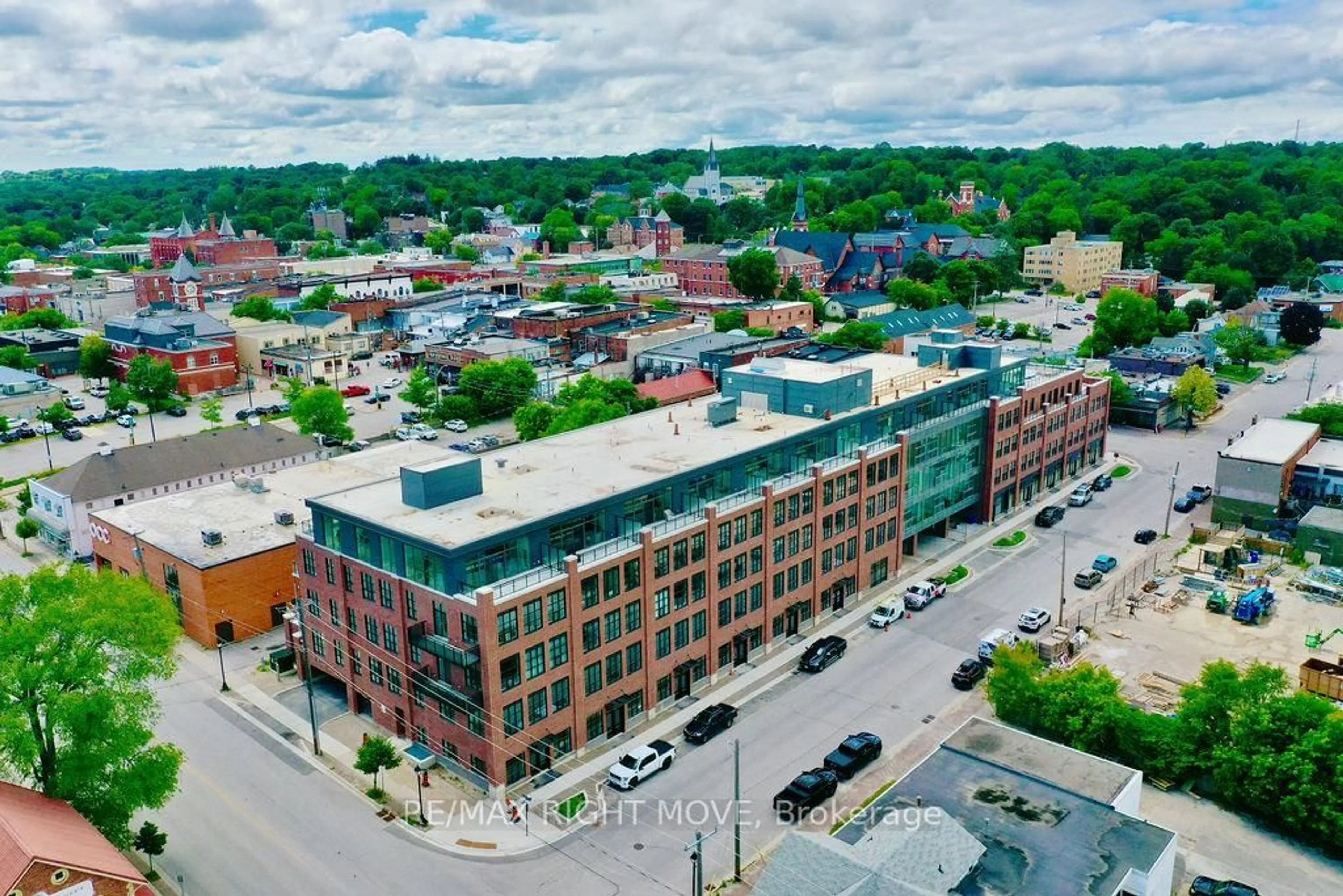 A pic from outside/outdoor area/front of a property/back of a property/a pic from drone, building for 21 Matchedash St #309, Orillia Ontario L3V 4W4