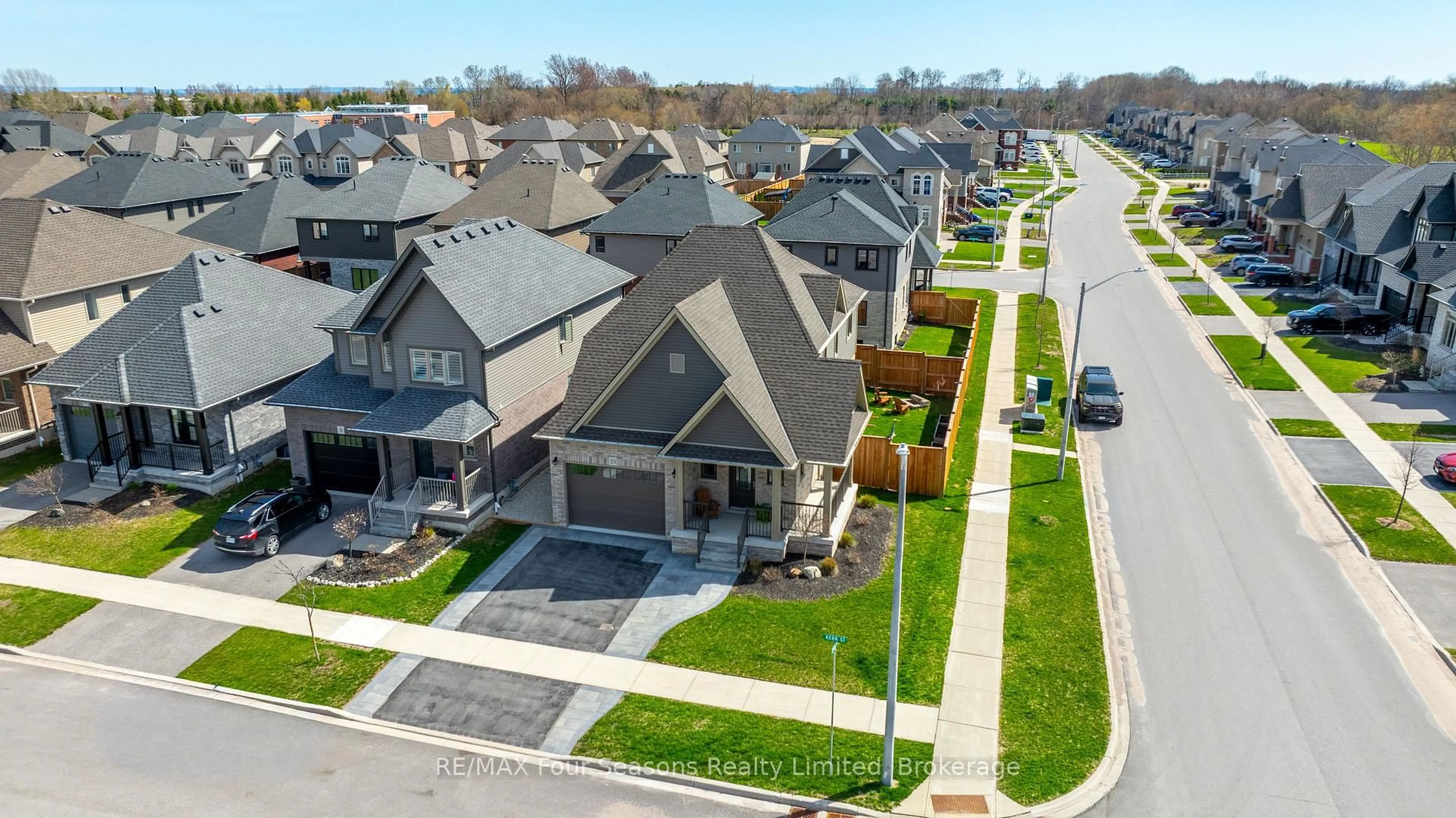 A pic from outside/outdoor area/front of a property/back of a property/a pic from drone, street for 33 Kerr St, Collingwood Ontario L9Y 4B6