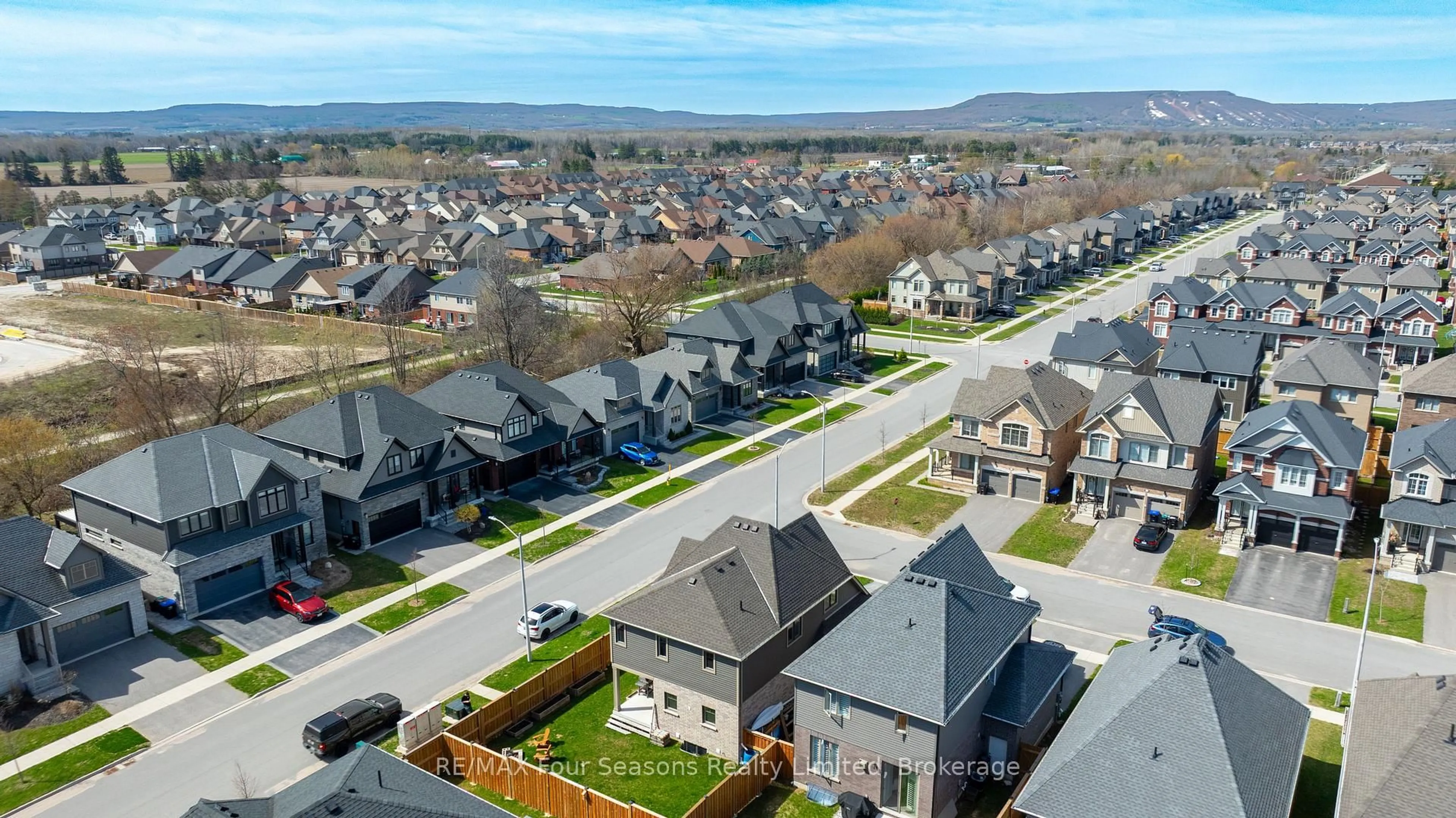 A pic from outside/outdoor area/front of a property/back of a property/a pic from drone, unknown for 33 Kerr St, Collingwood Ontario L9Y 4B6