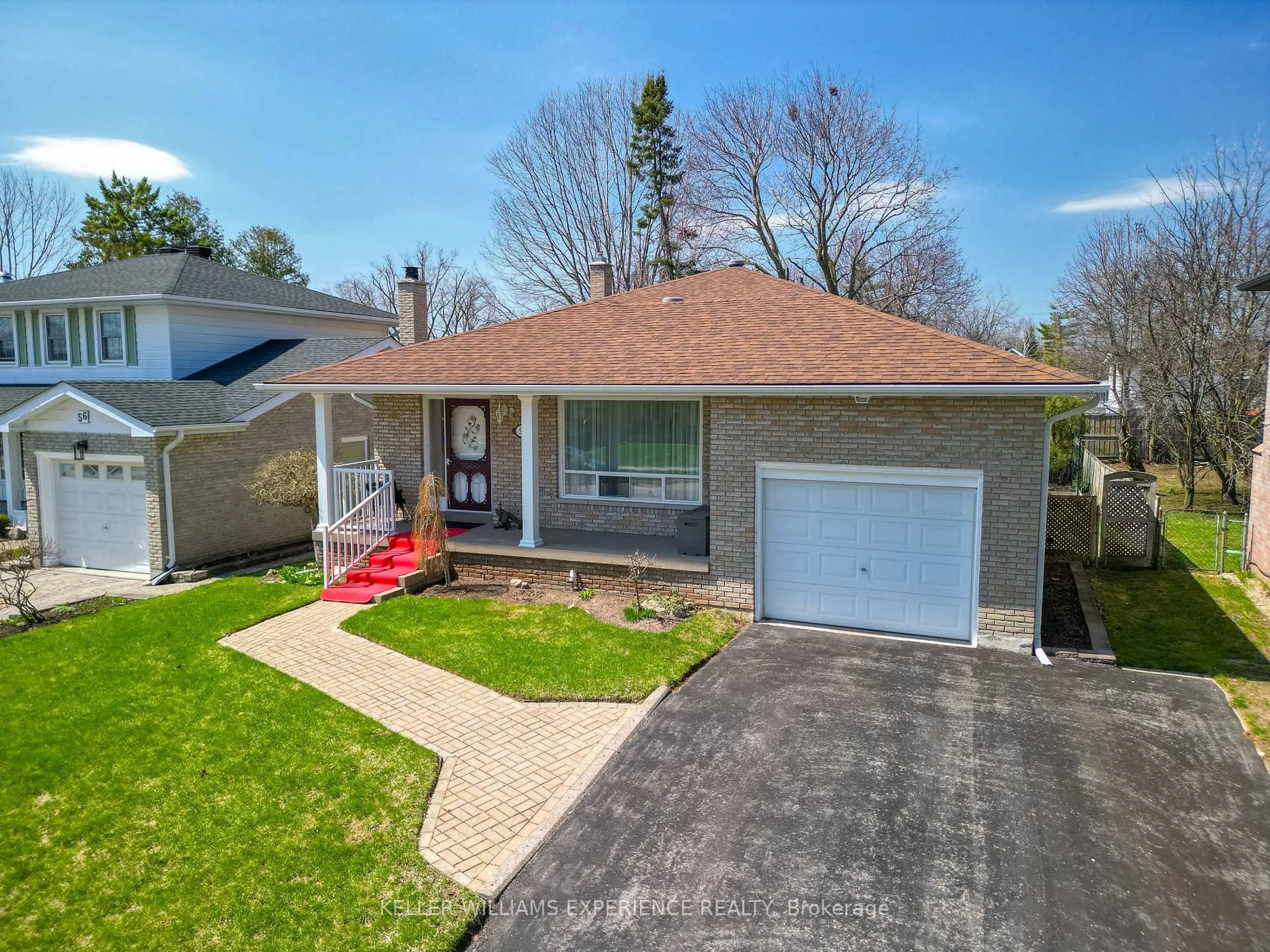 A pic from outside/outdoor area/front of a property/back of a property/a pic from drone, street for 58 Varden Cres, Barrie Ontario L4M 4P3