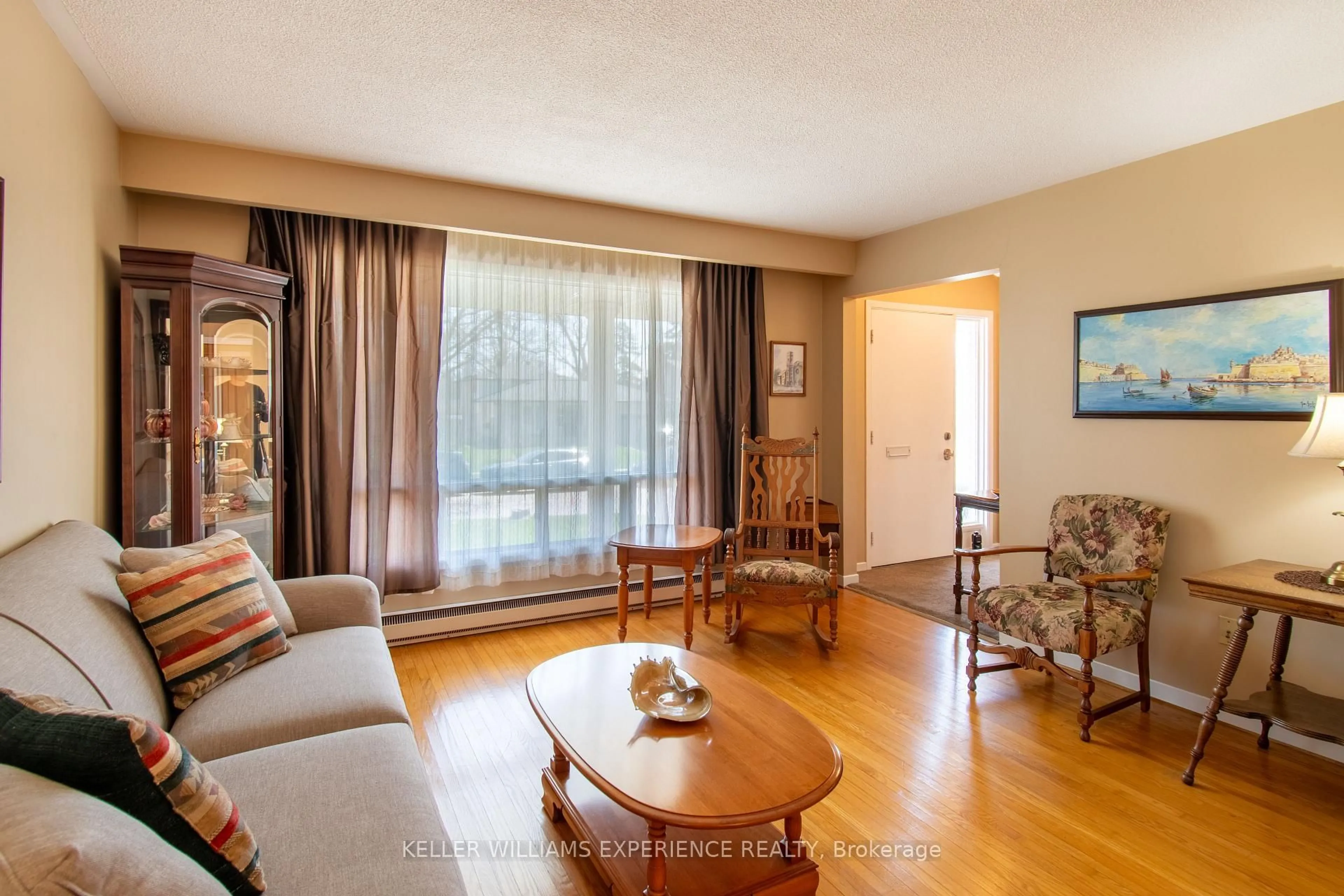 Living room with furniture, wood/laminate floor for 58 Varden Cres, Barrie Ontario L4M 4P3