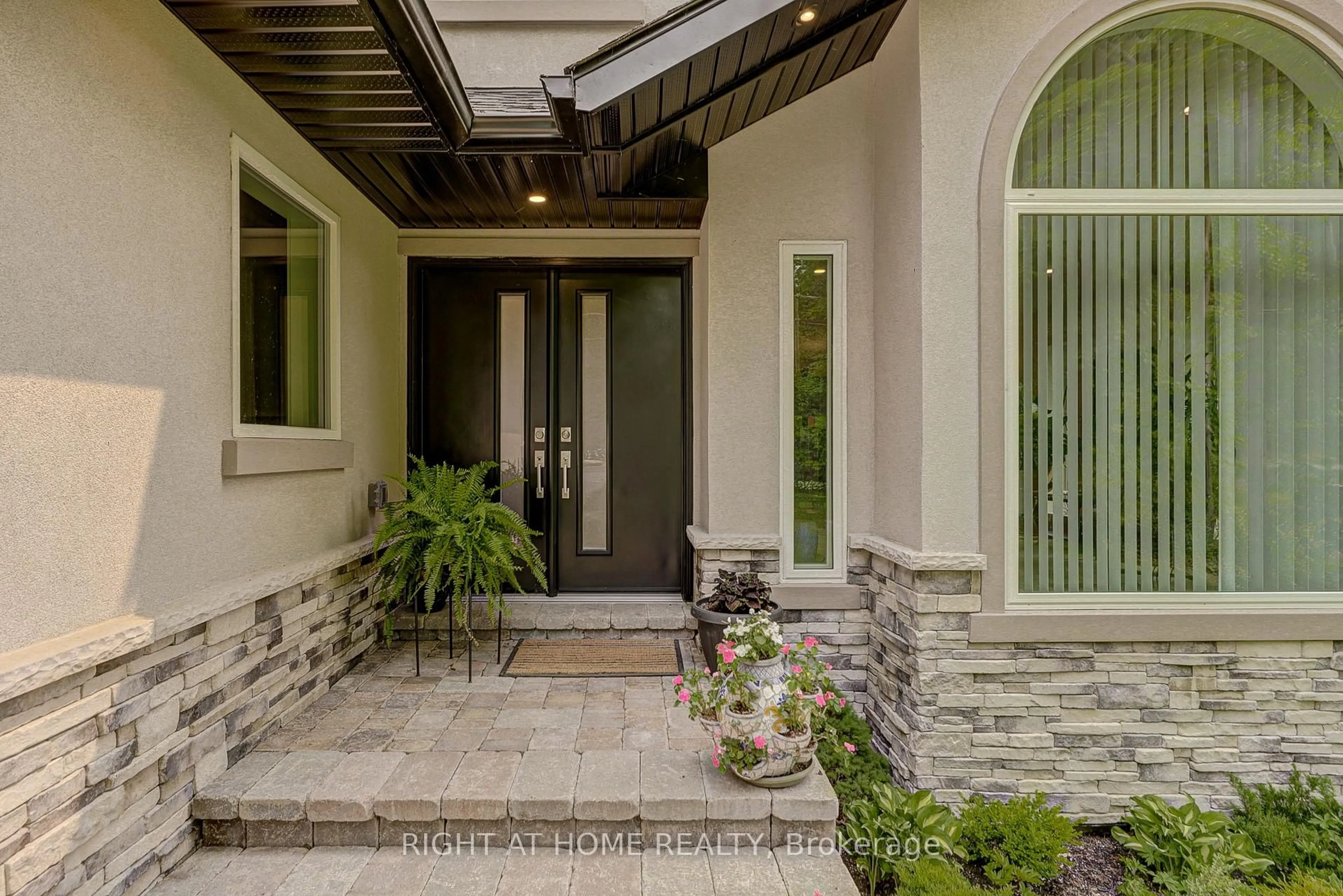 Indoor entryway for 77 Polish Ave, Penetanguishene Ontario L9M 1W8