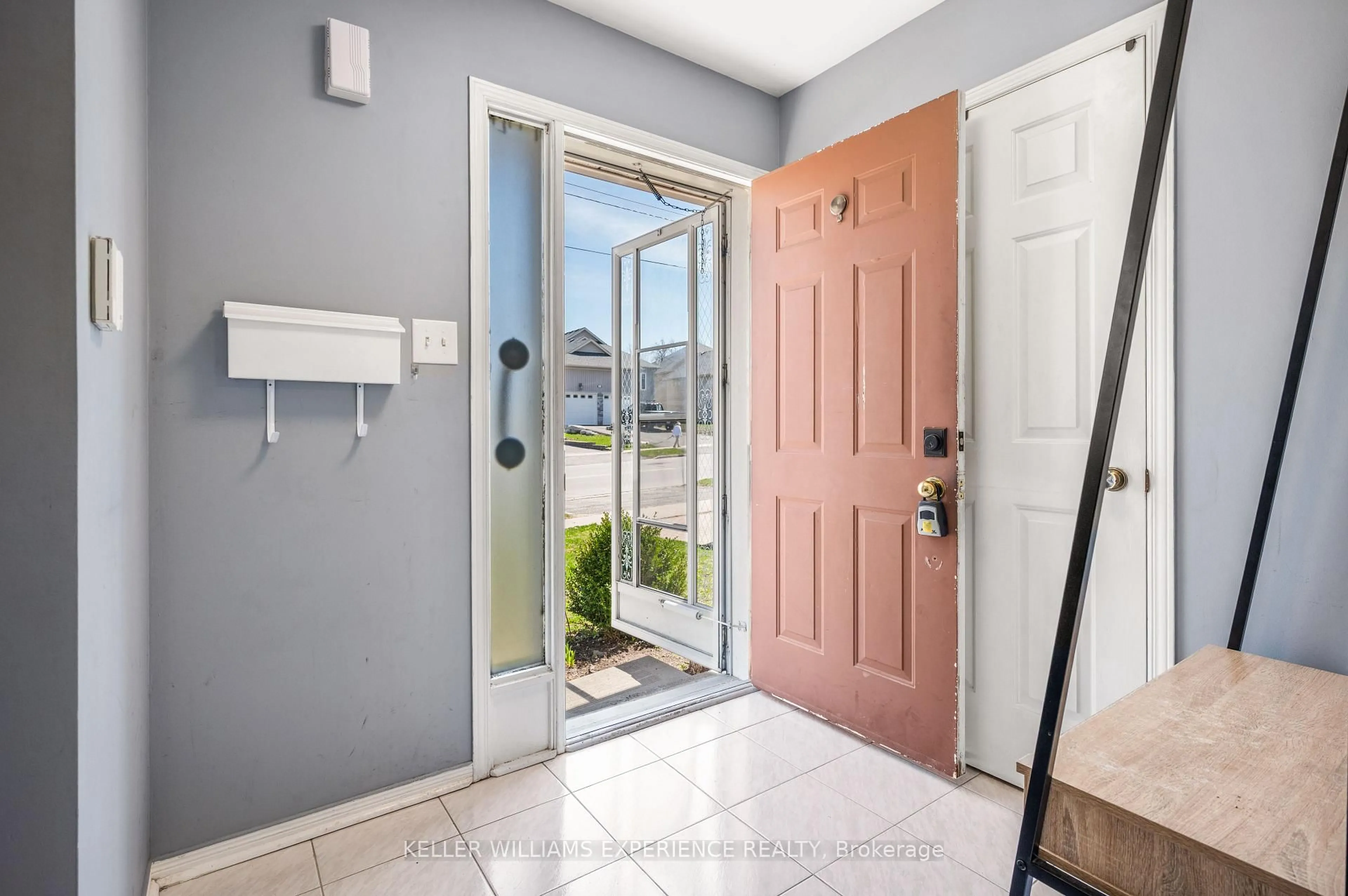 Indoor entryway for 321 Park St, Orillia Ontario L3V 7R6