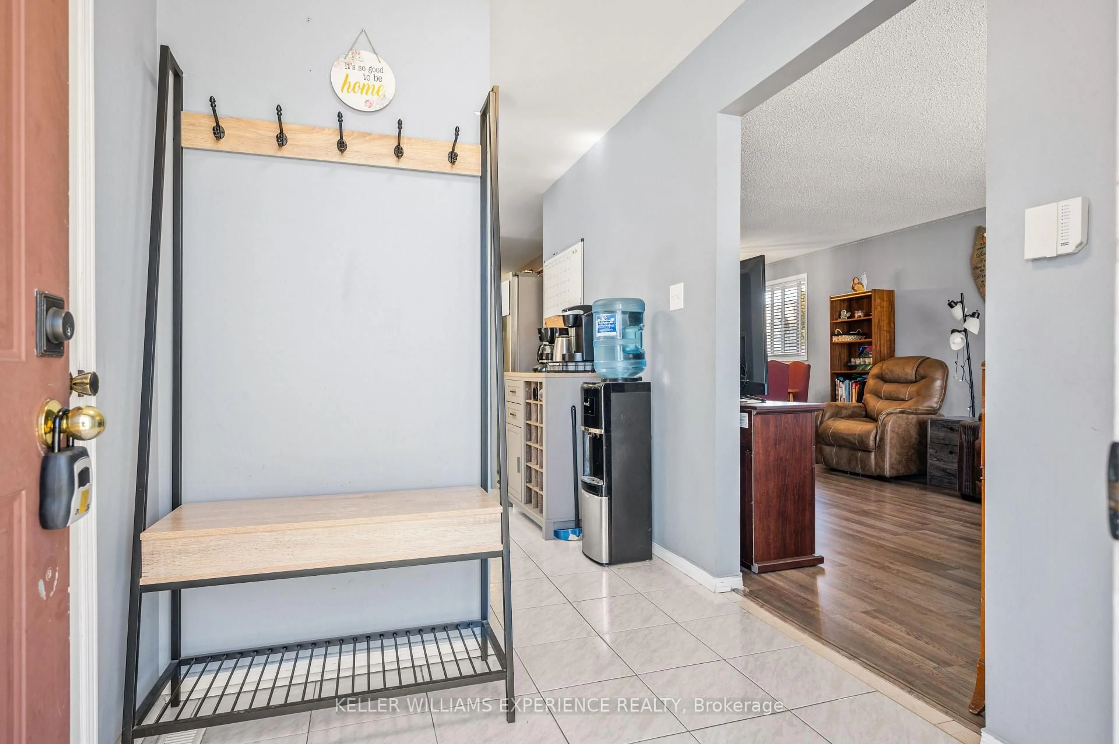Indoor entryway for 321 Park St, Orillia Ontario L3V 7R6