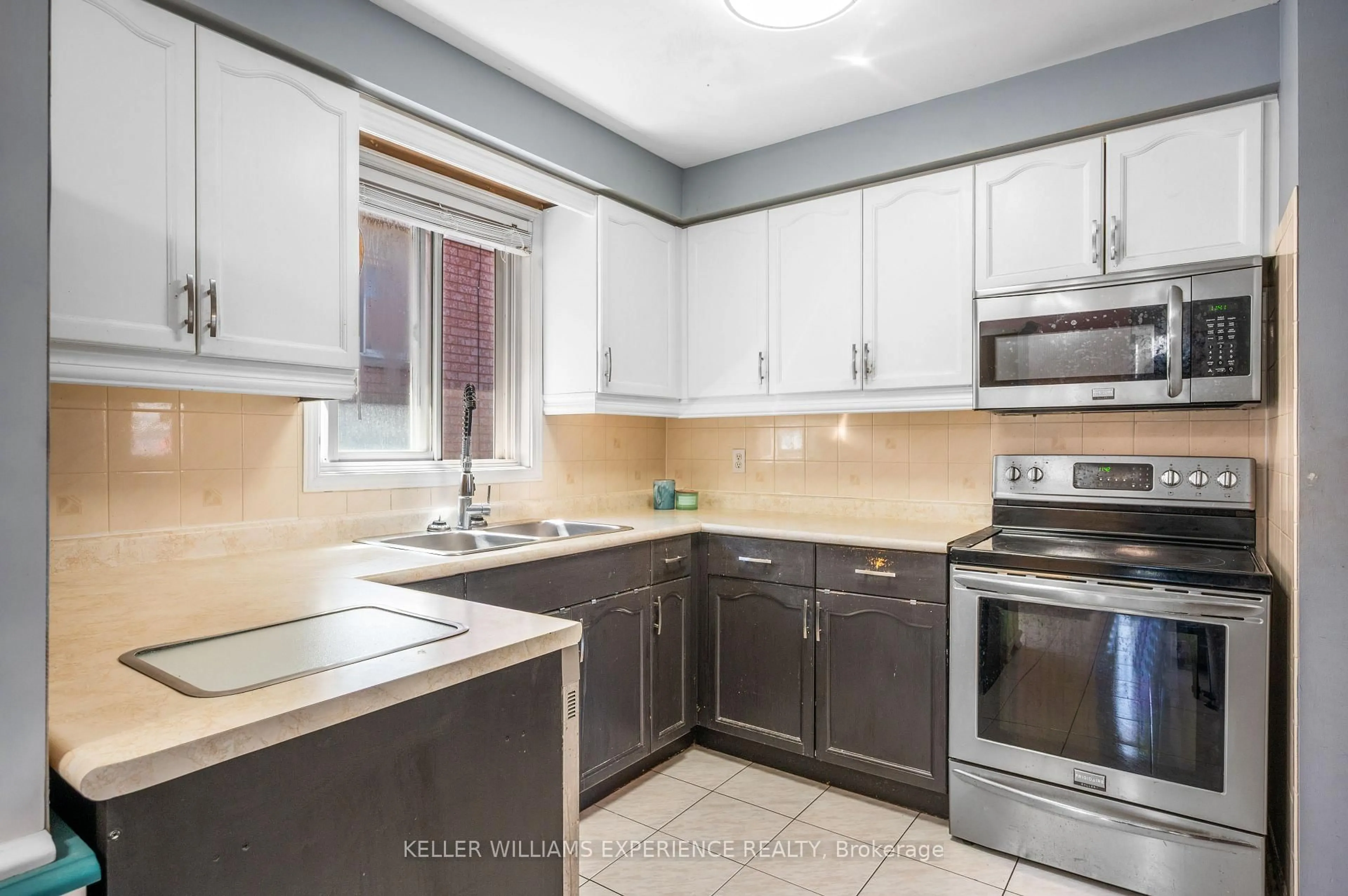 Standard kitchen, ceramic/tile floor for 321 Park St, Orillia Ontario L3V 7R6