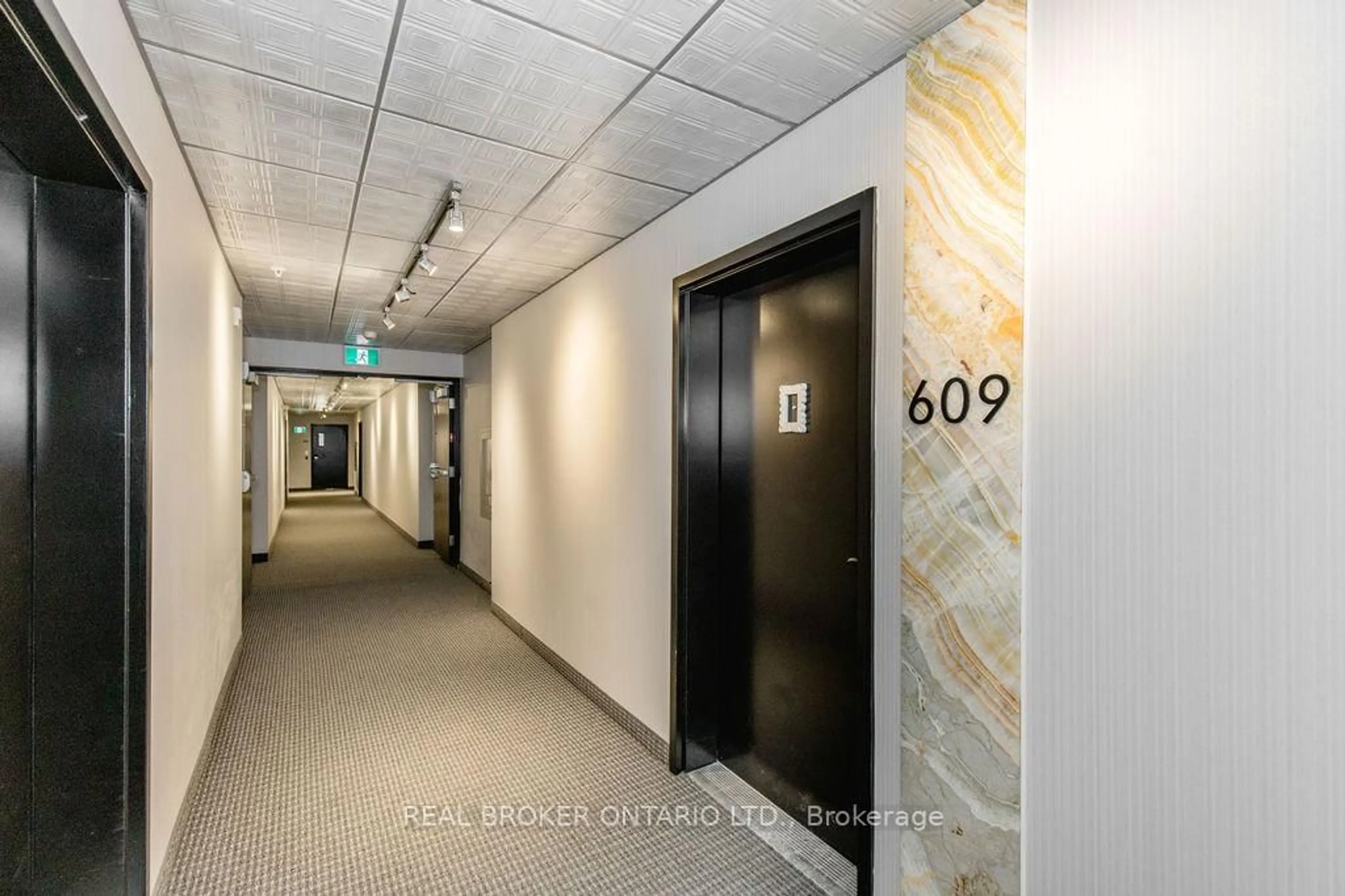 Indoor foyer for 304 ESSA Rd #609, Barrie Ontario L9J 0H4