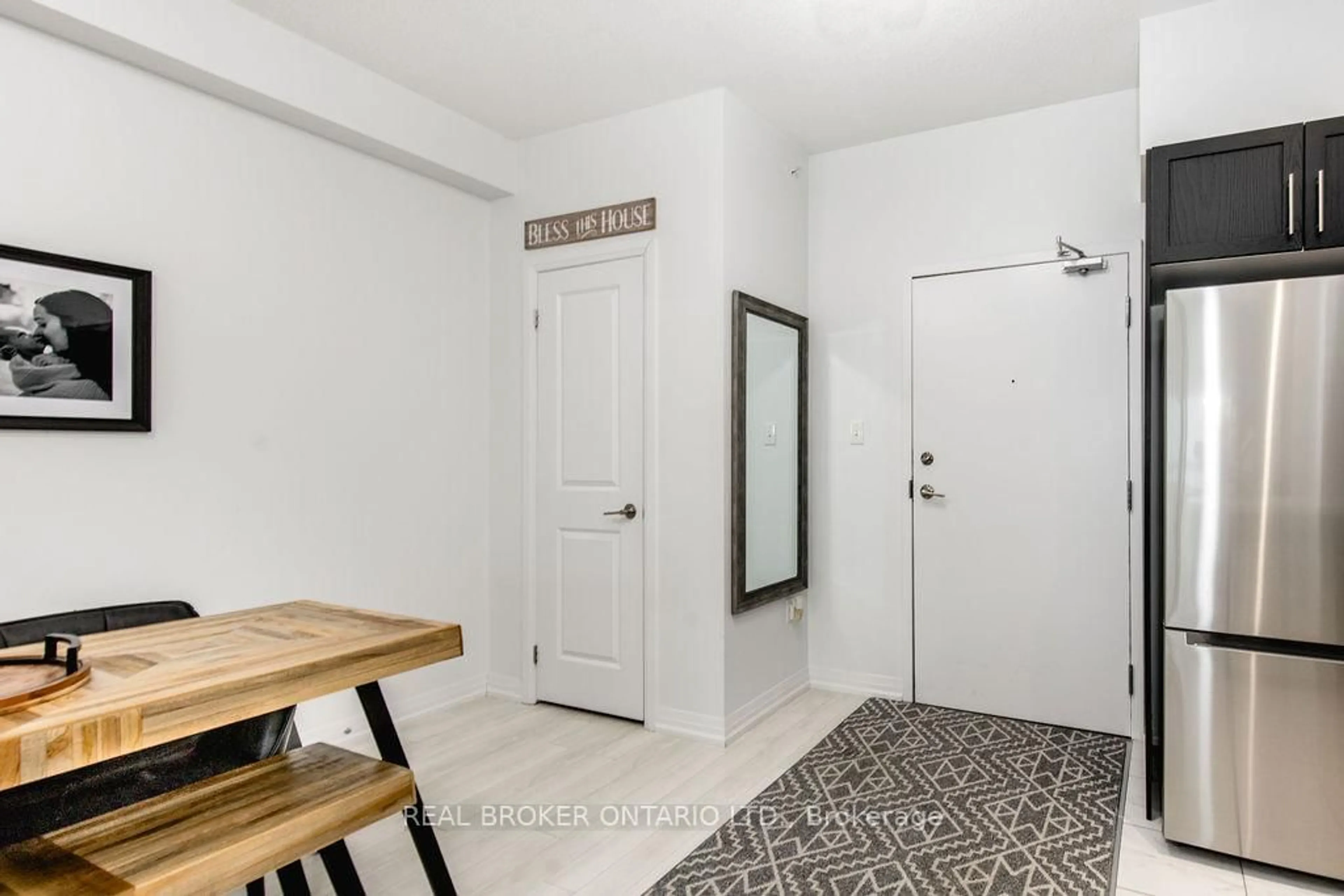 Indoor entryway for 304 ESSA Rd #609, Barrie Ontario L9J 0H4