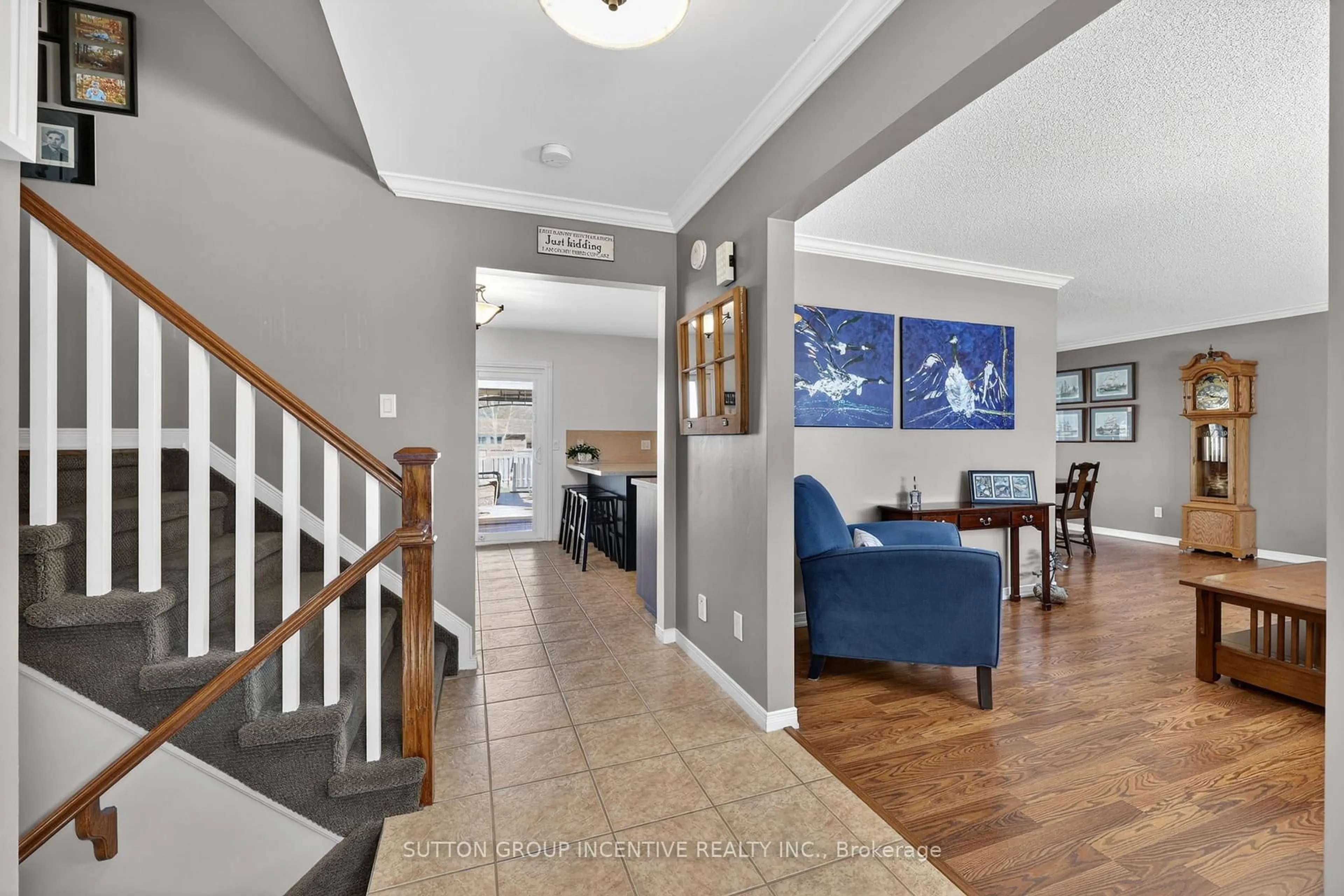 Indoor entryway for 10 Archer Cres, Springwater Ontario L0L 1P0