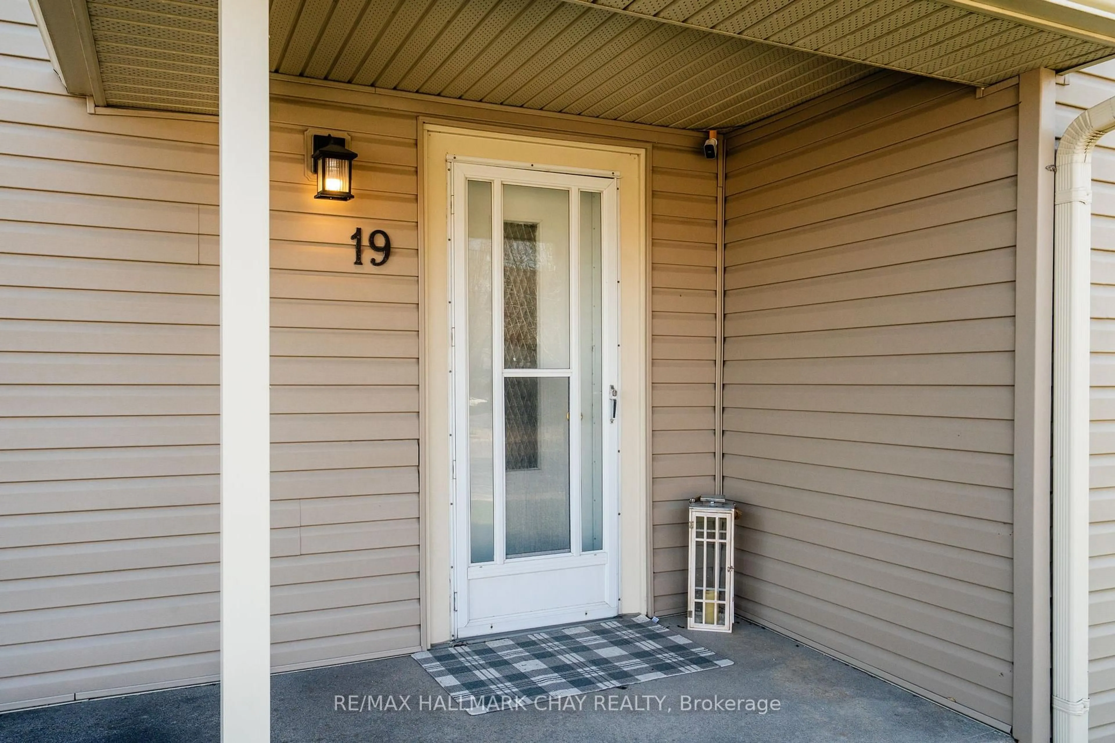 Indoor entryway for 19 Yonge St, Springwater Ontario L0L 1P0