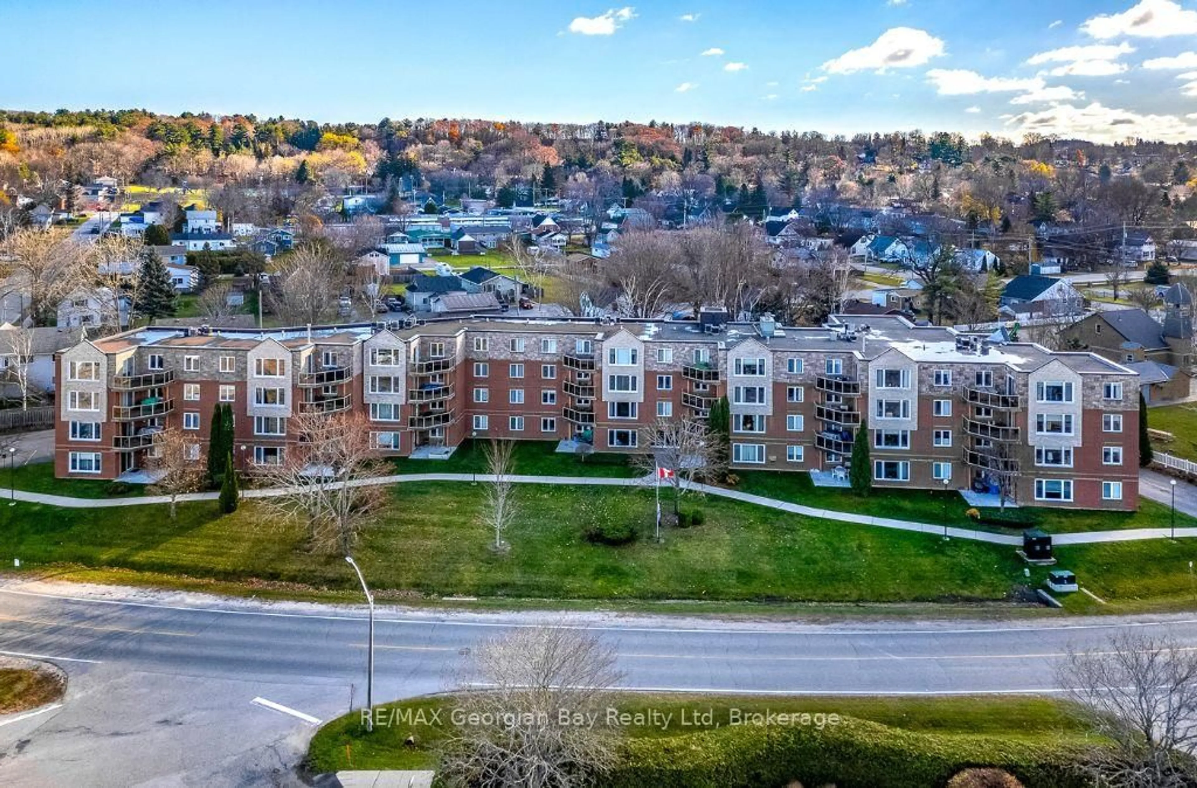 A pic from outside/outdoor area/front of a property/back of a property/a pic from drone, unknown for 11 Beck Blvd #404, Penetanguishene Ontario L9M 2G1