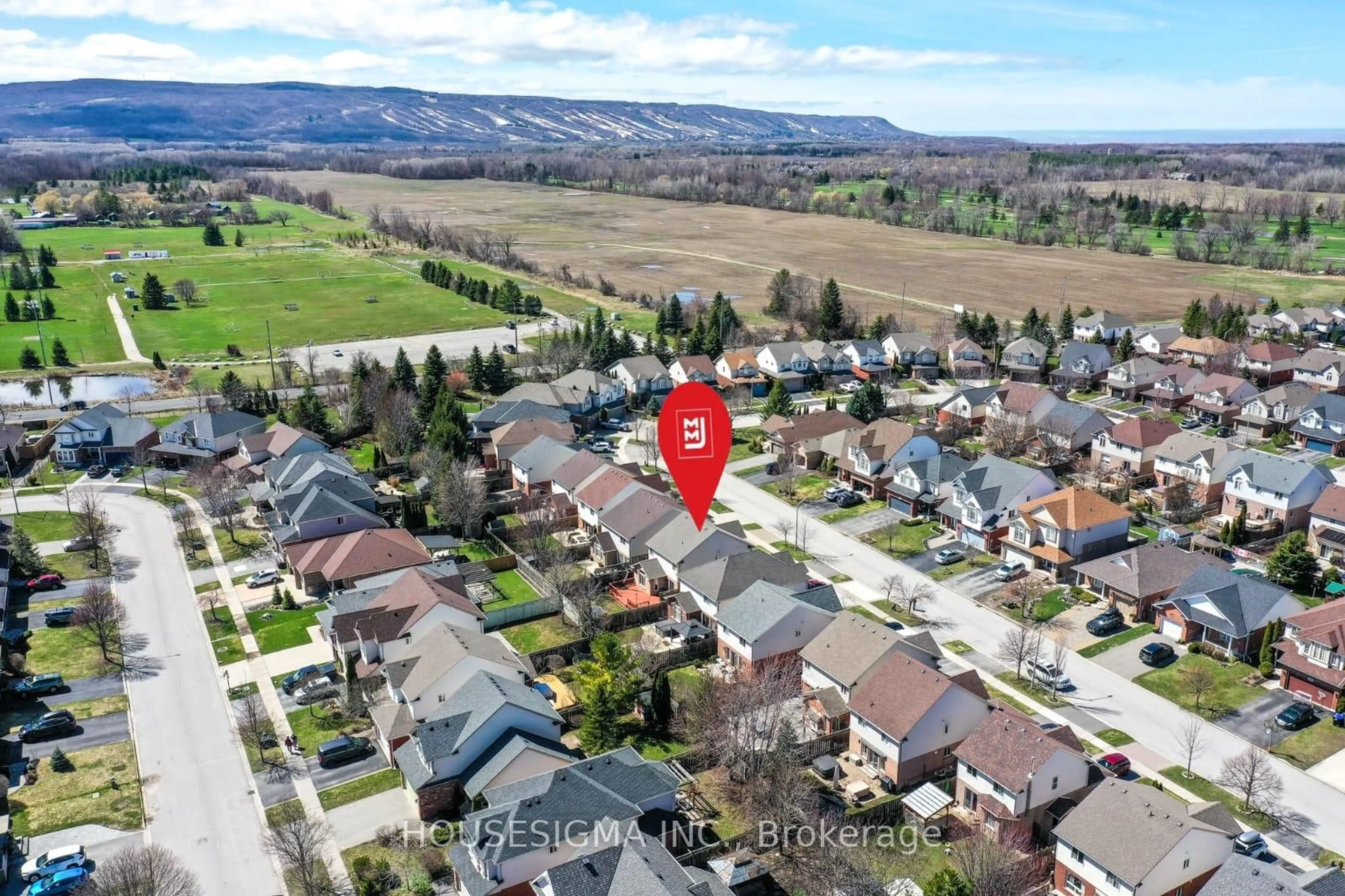 A pic from outside/outdoor area/front of a property/back of a property/a pic from drone, street for 22 Highlands Cres, Collingwood Ontario L9Y 5H3