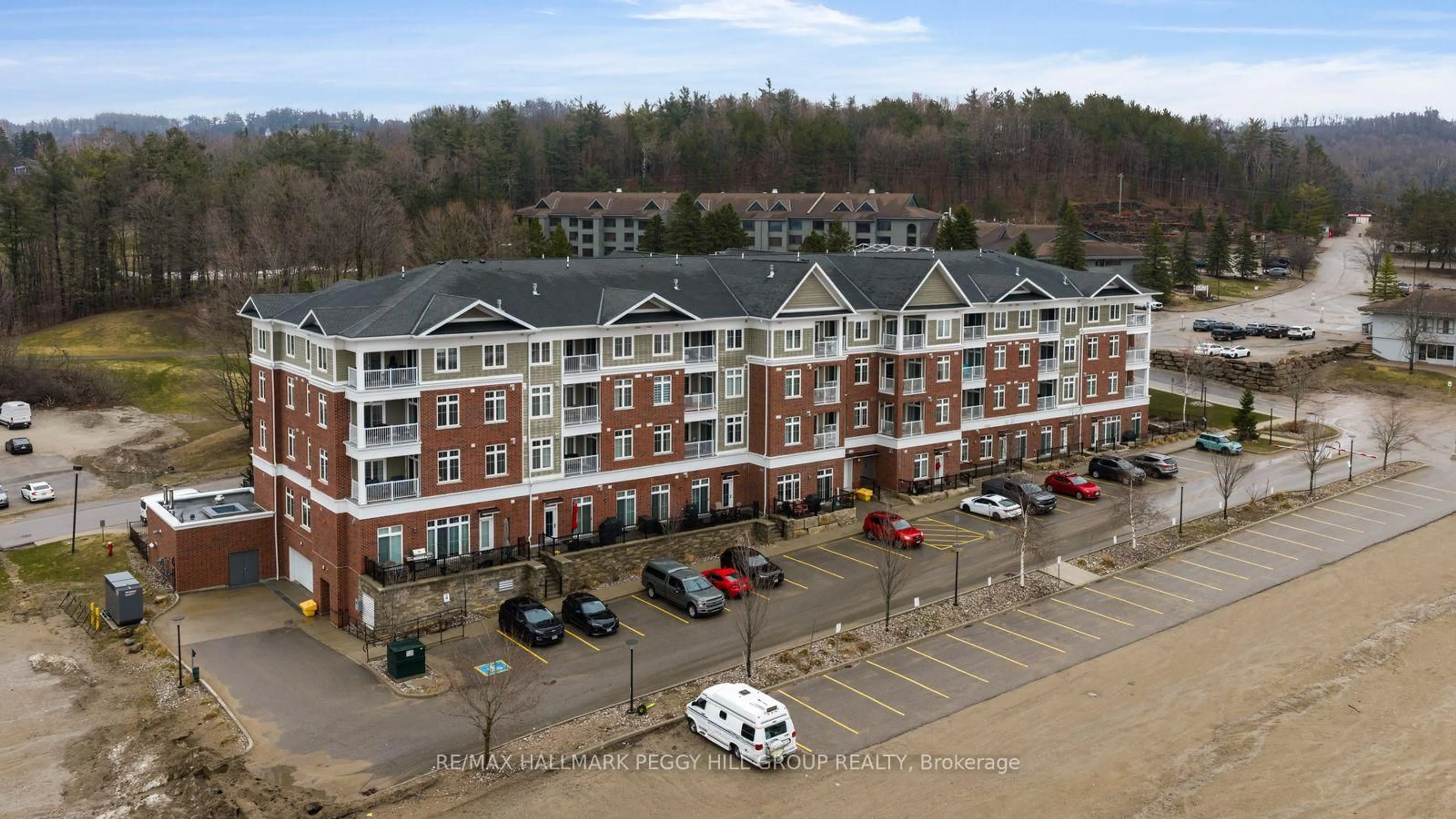 A pic from outside/outdoor area/front of a property/back of a property/a pic from drone, building for 40 Horseshoe Blvd #217, Oro-Medonte Ontario L4M 4Y8