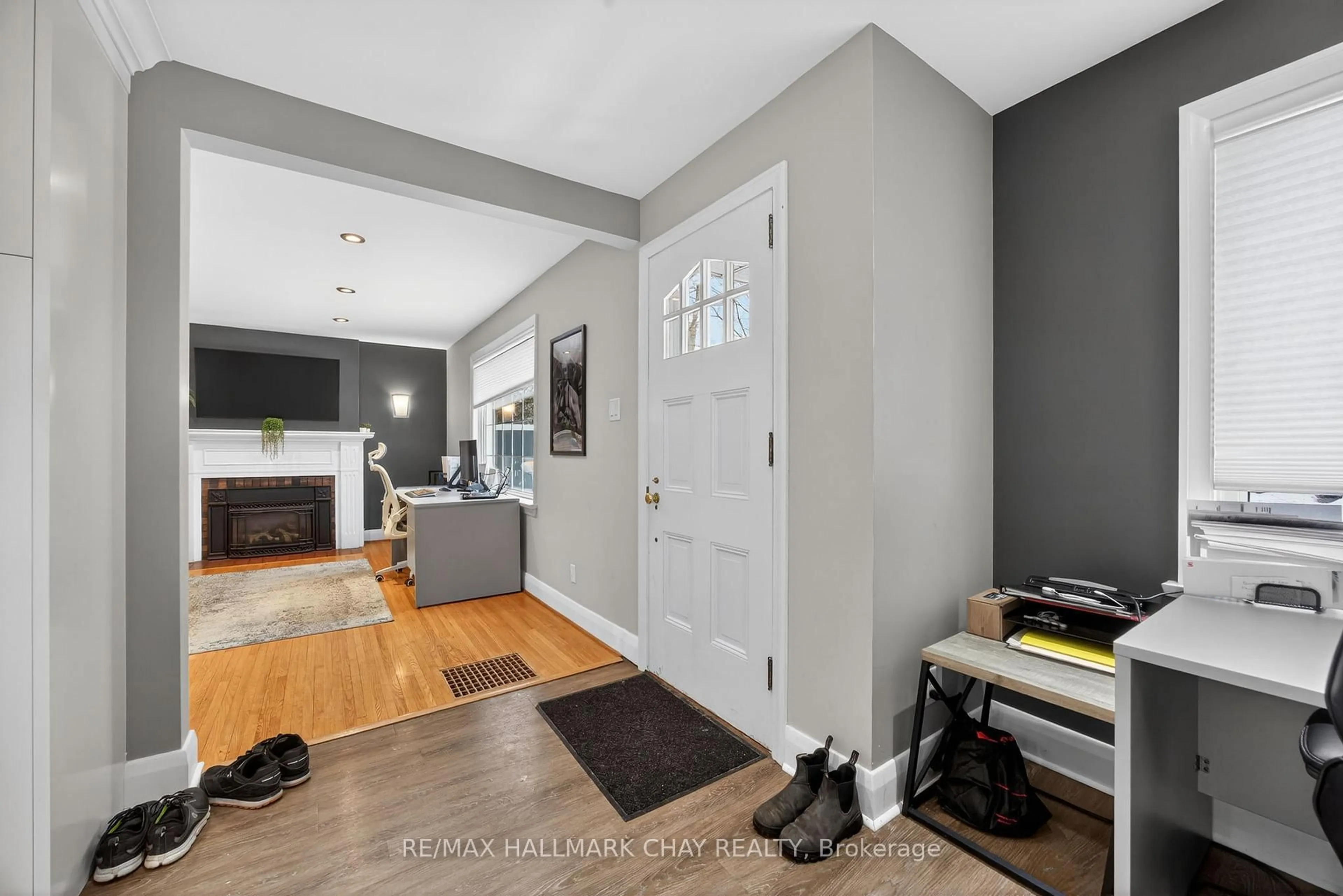 Indoor entryway for 68 Drury Lane, Barrie Ontario L4M 3C8