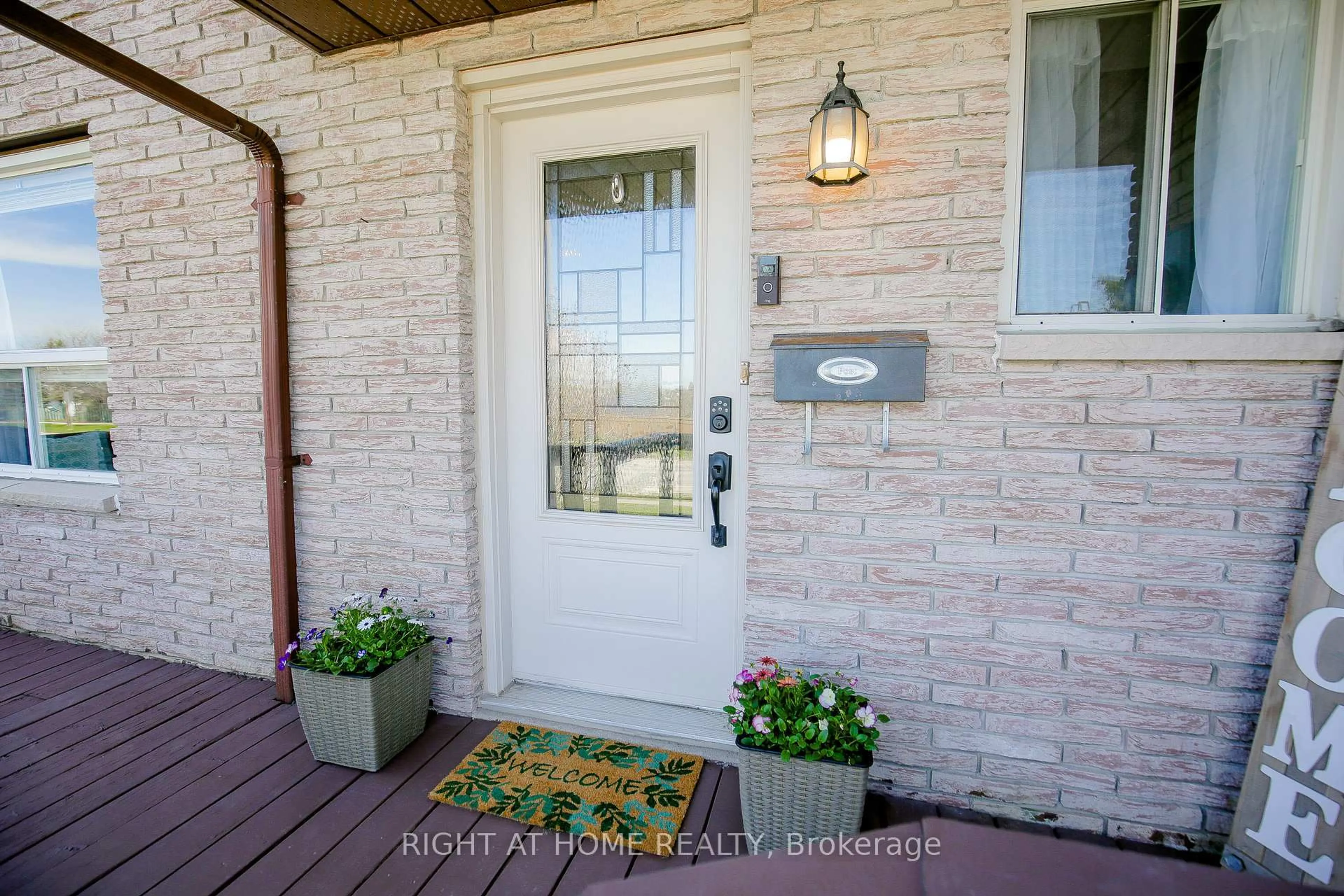 Indoor entryway for 151 Little Ave, Barrie Ontario L4N 6L6