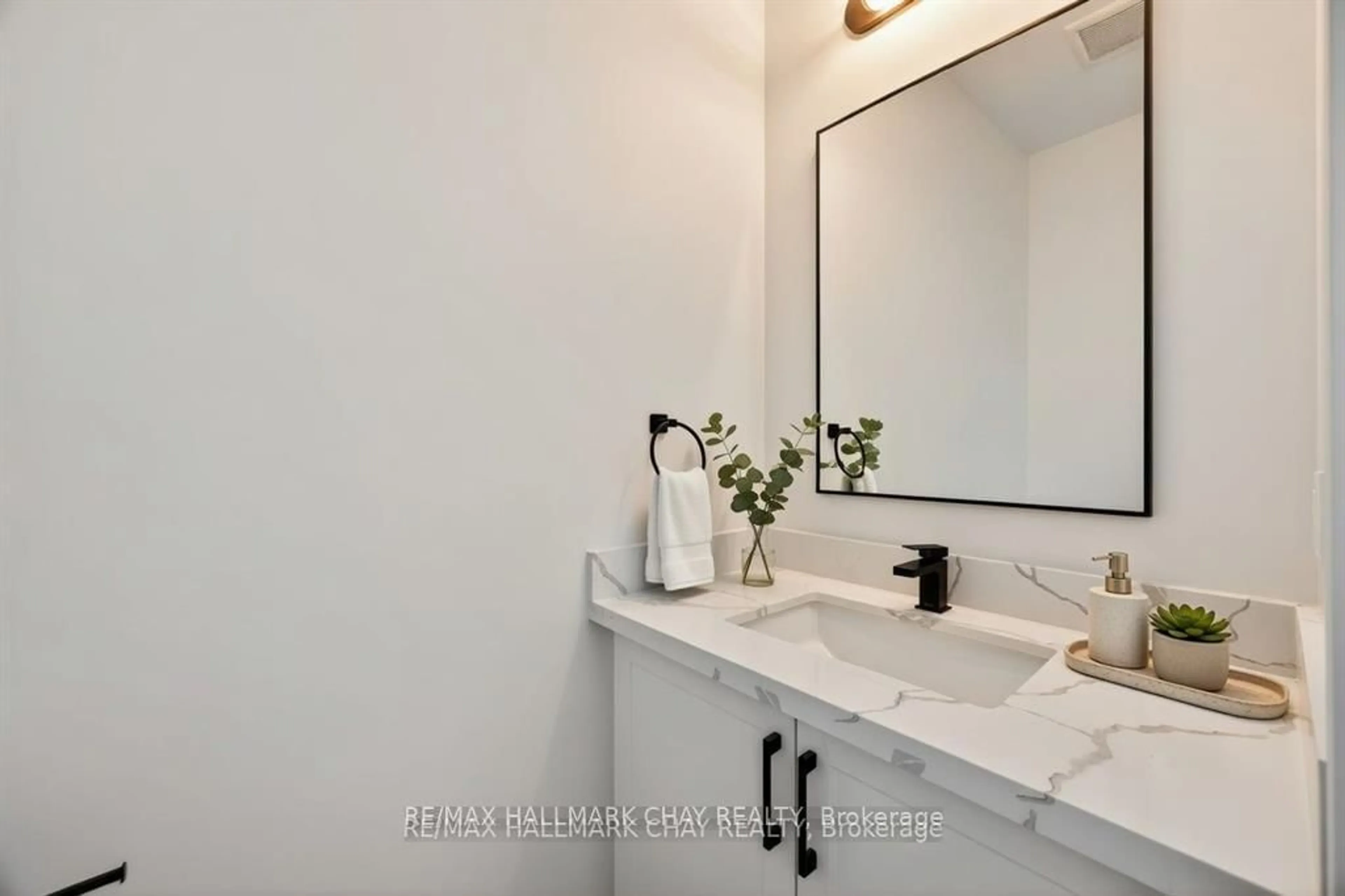 Contemporary bathroom, ceramic/tile floor for 28 rose Ave, Orillia Ontario L3V 6B4