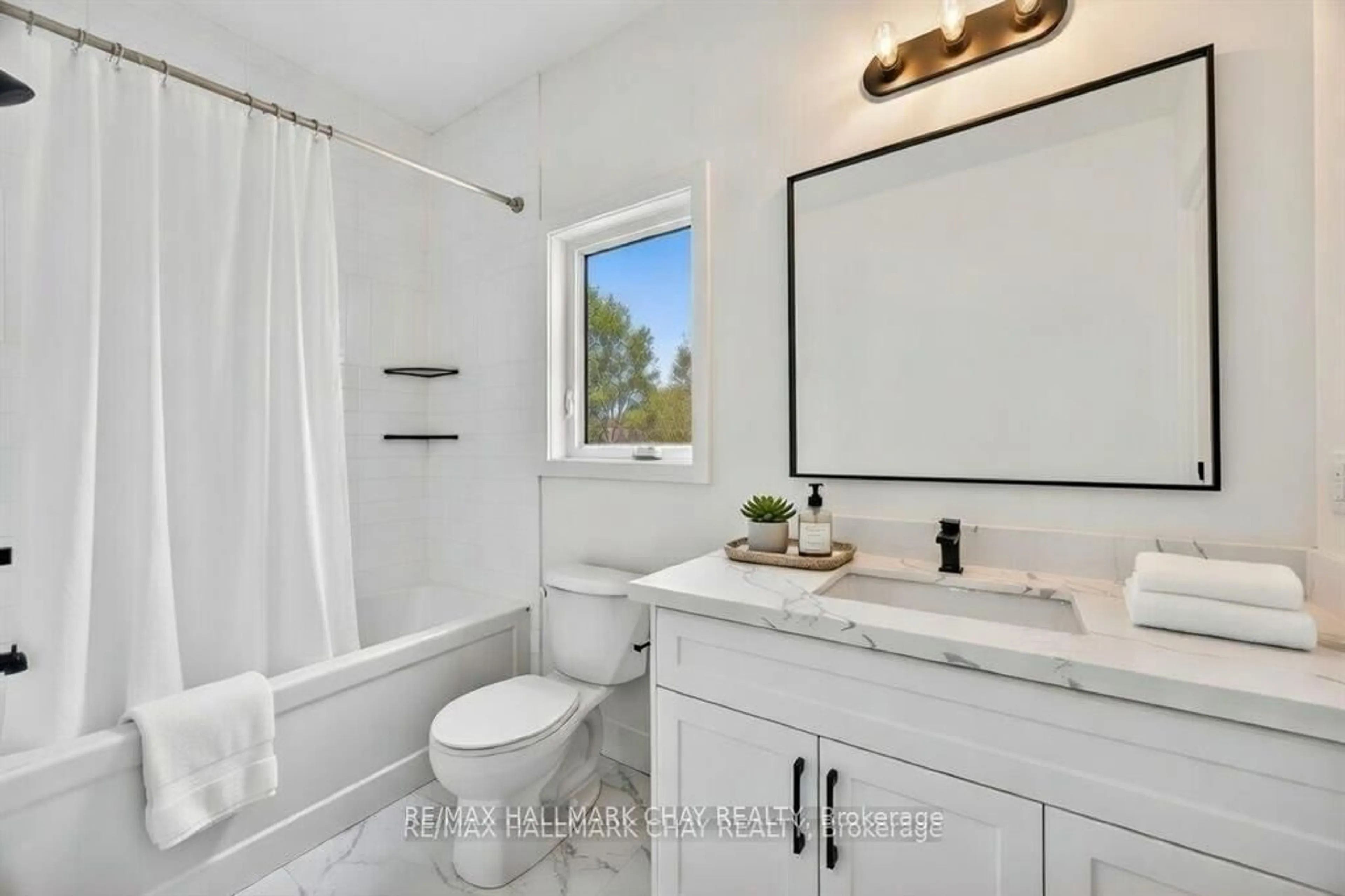 Contemporary bathroom, ceramic/tile floor for 28 rose Ave, Orillia Ontario L3V 6B4