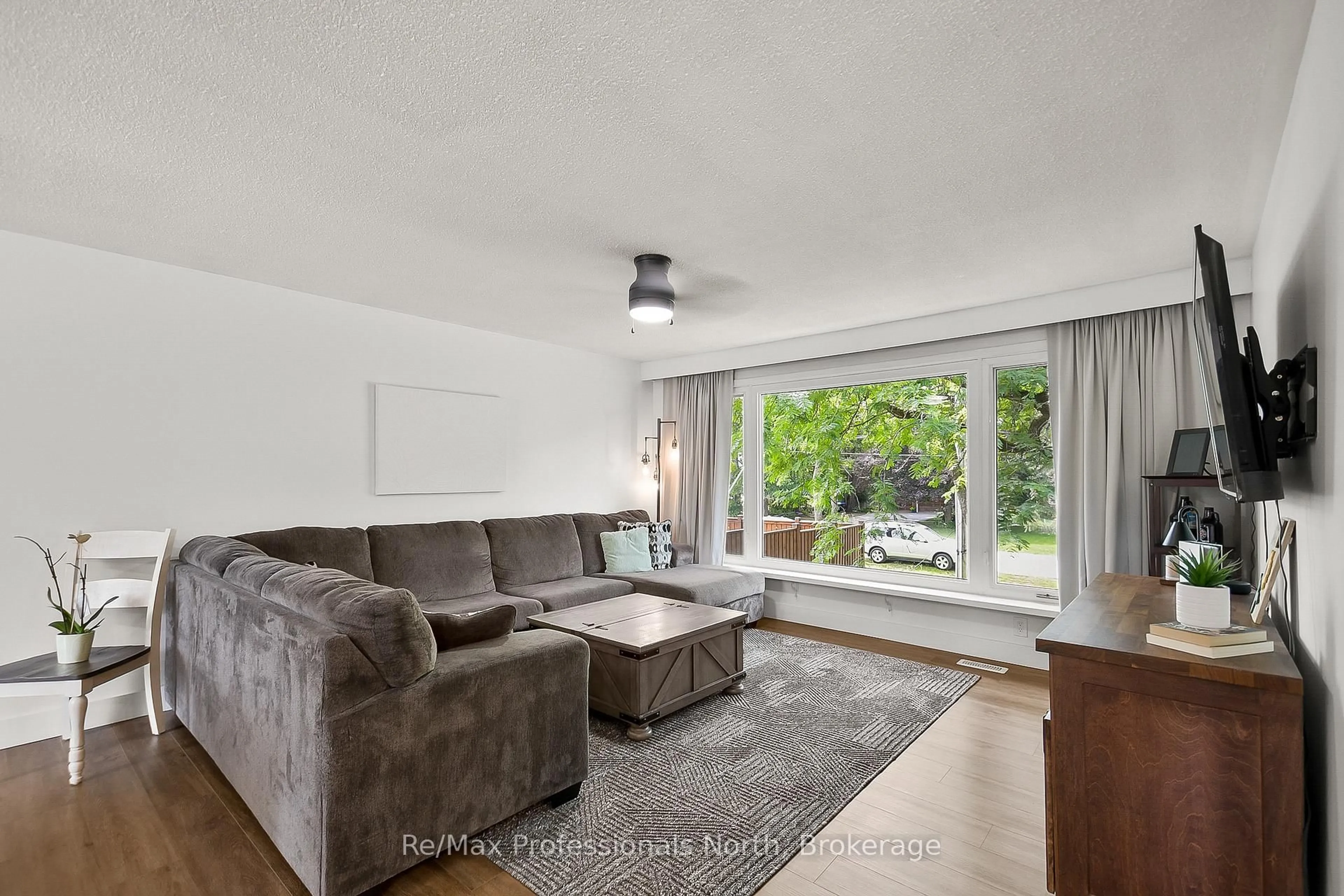 Living room with furniture, unknown for 3457 Bayou Rd, Severn Ontario L3V 0V8