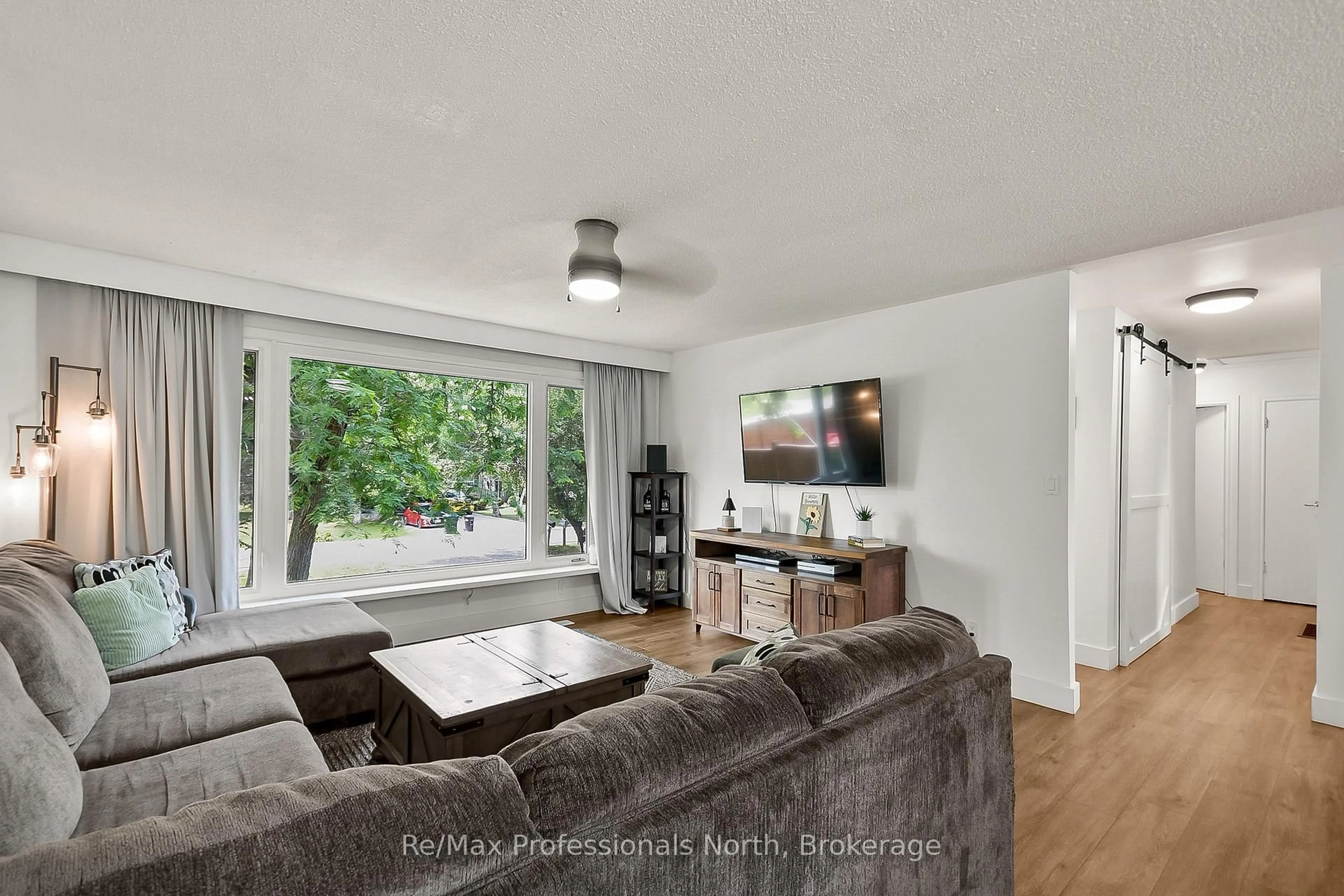 Living room with furniture, unknown for 3457 Bayou Rd, Severn Ontario L3V 0V8