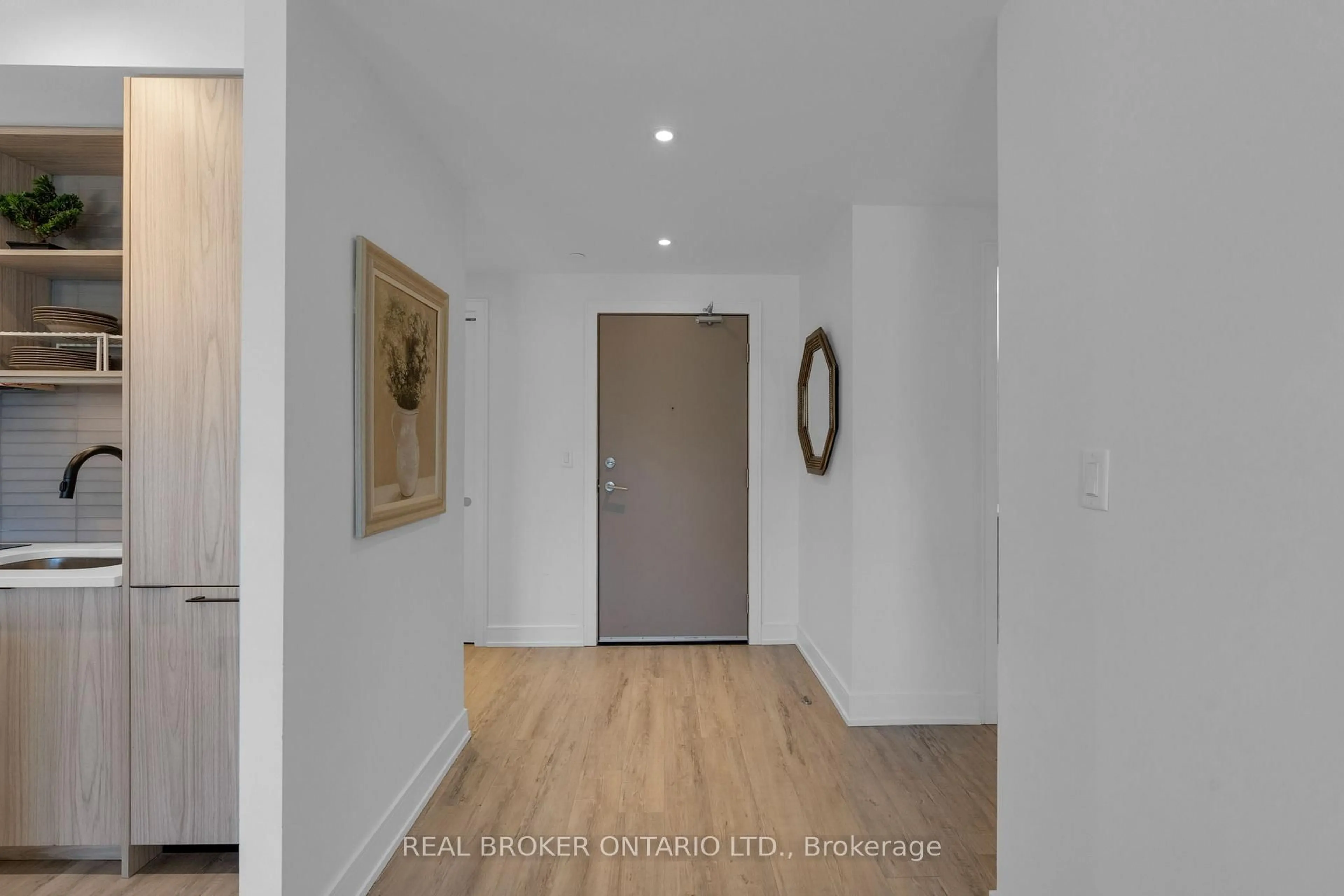 Indoor entryway for 185 Dunlop St #615, Barrie Ontario L4M 0L7