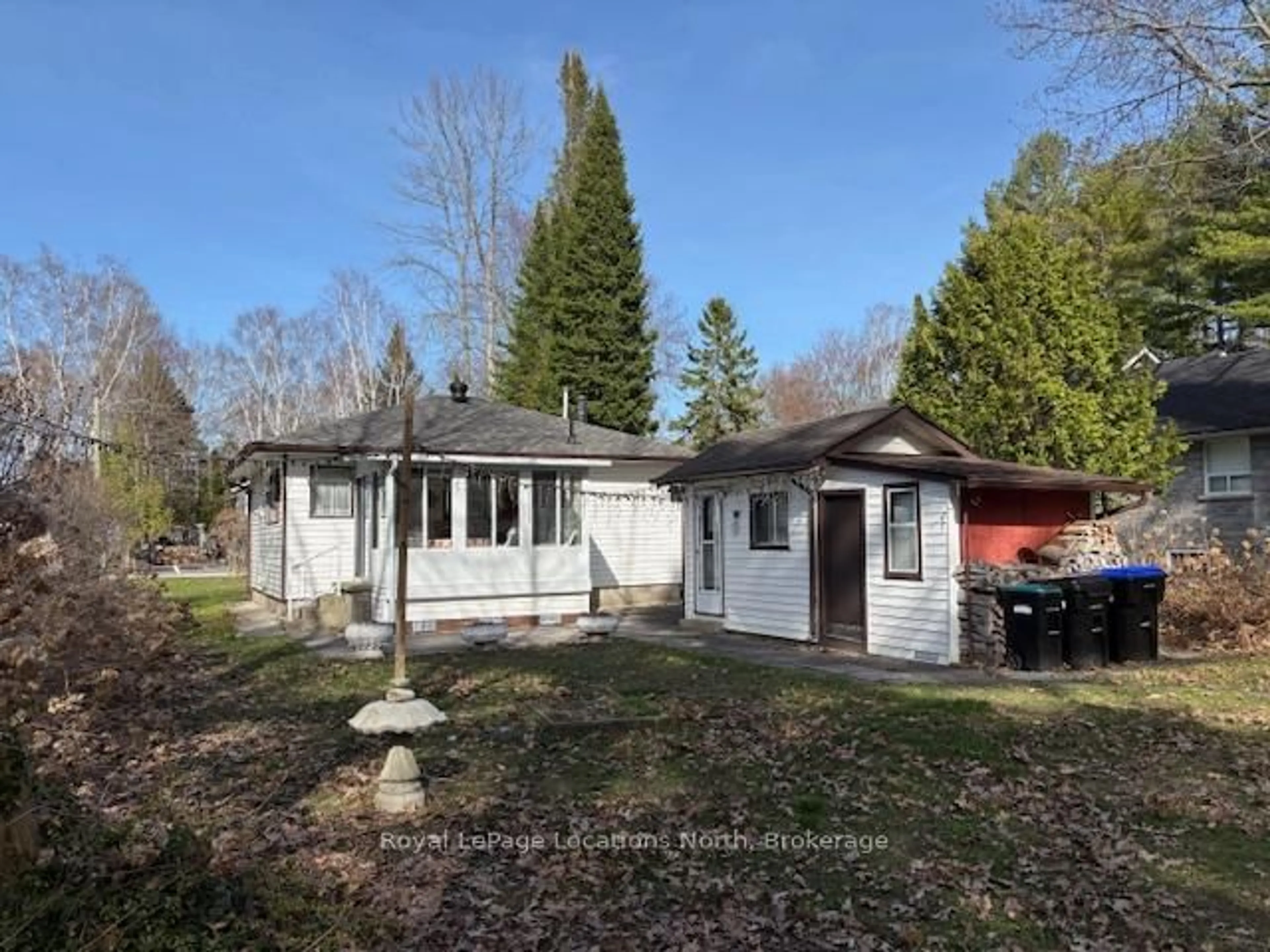 A pic from outside/outdoor area/front of a property/back of a property/a pic from drone, unknown for 58 39th St, Wasaga Beach Ontario L9Z 2A2