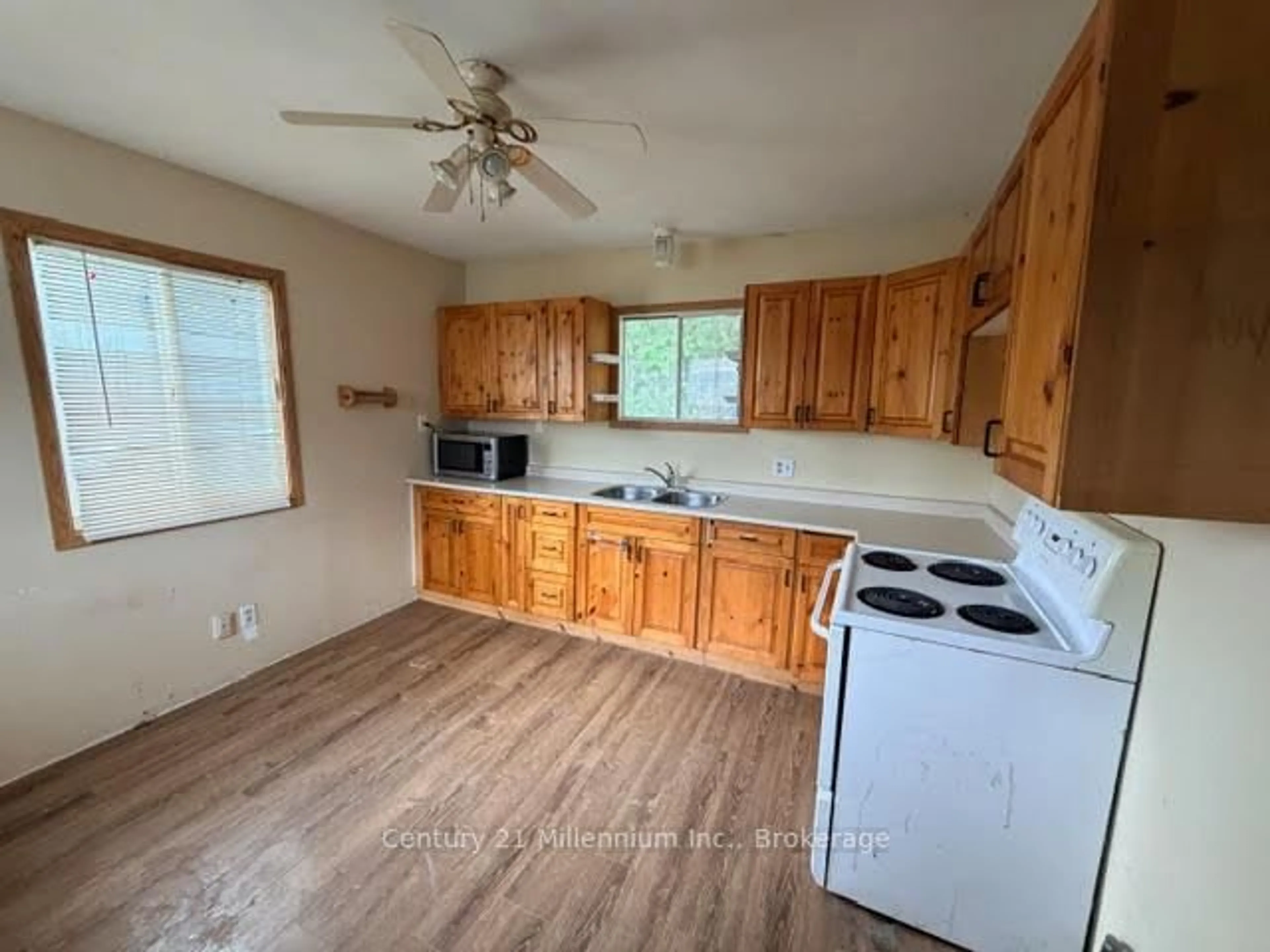 Standard kitchen, unknown for 21 74th St, Wasaga Beach Ontario L9Z 2G6