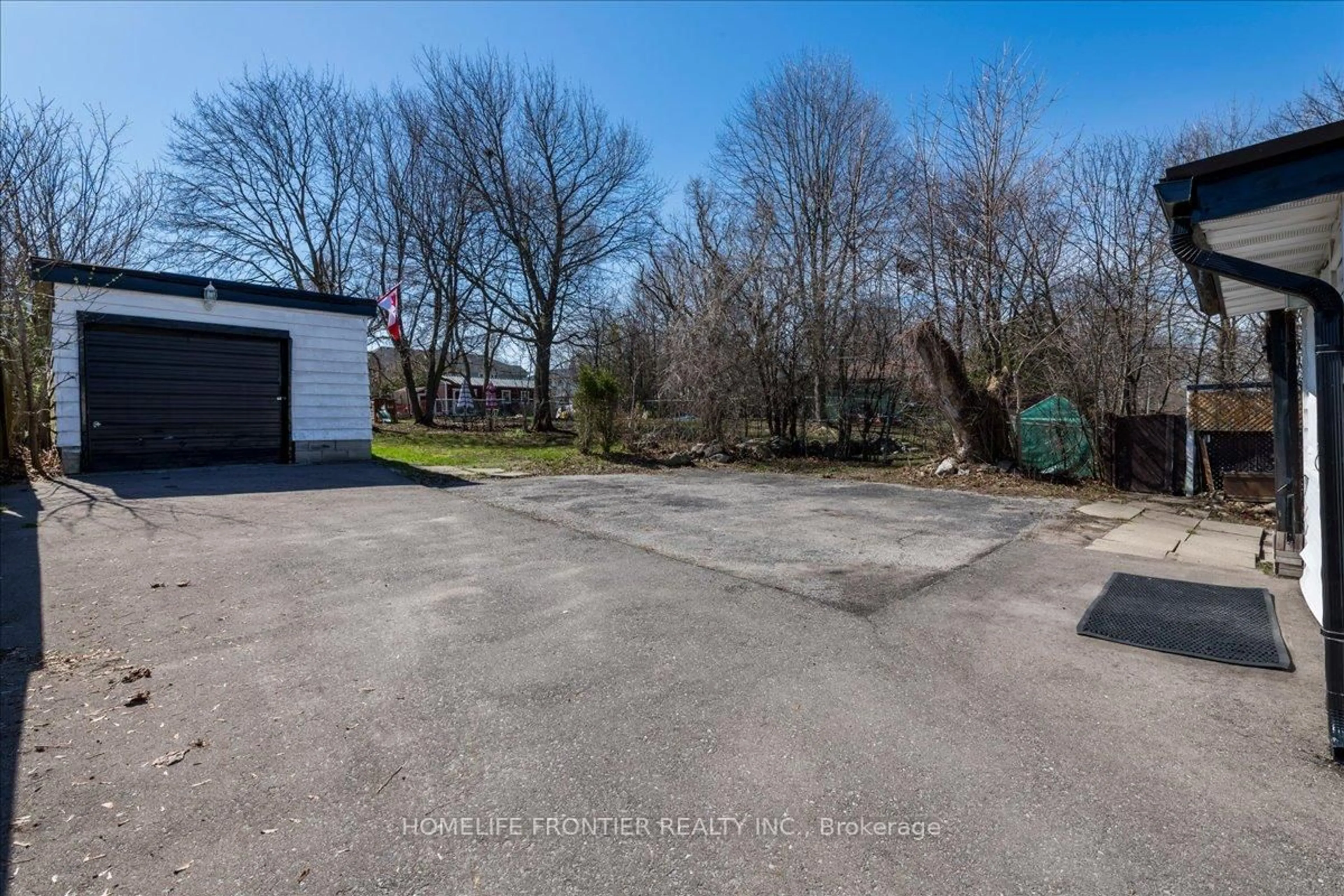 A pic from outside/outdoor area/front of a property/back of a property/a pic from drone, street for 215 Oxford St, Orillia Ontario L3V 1H6