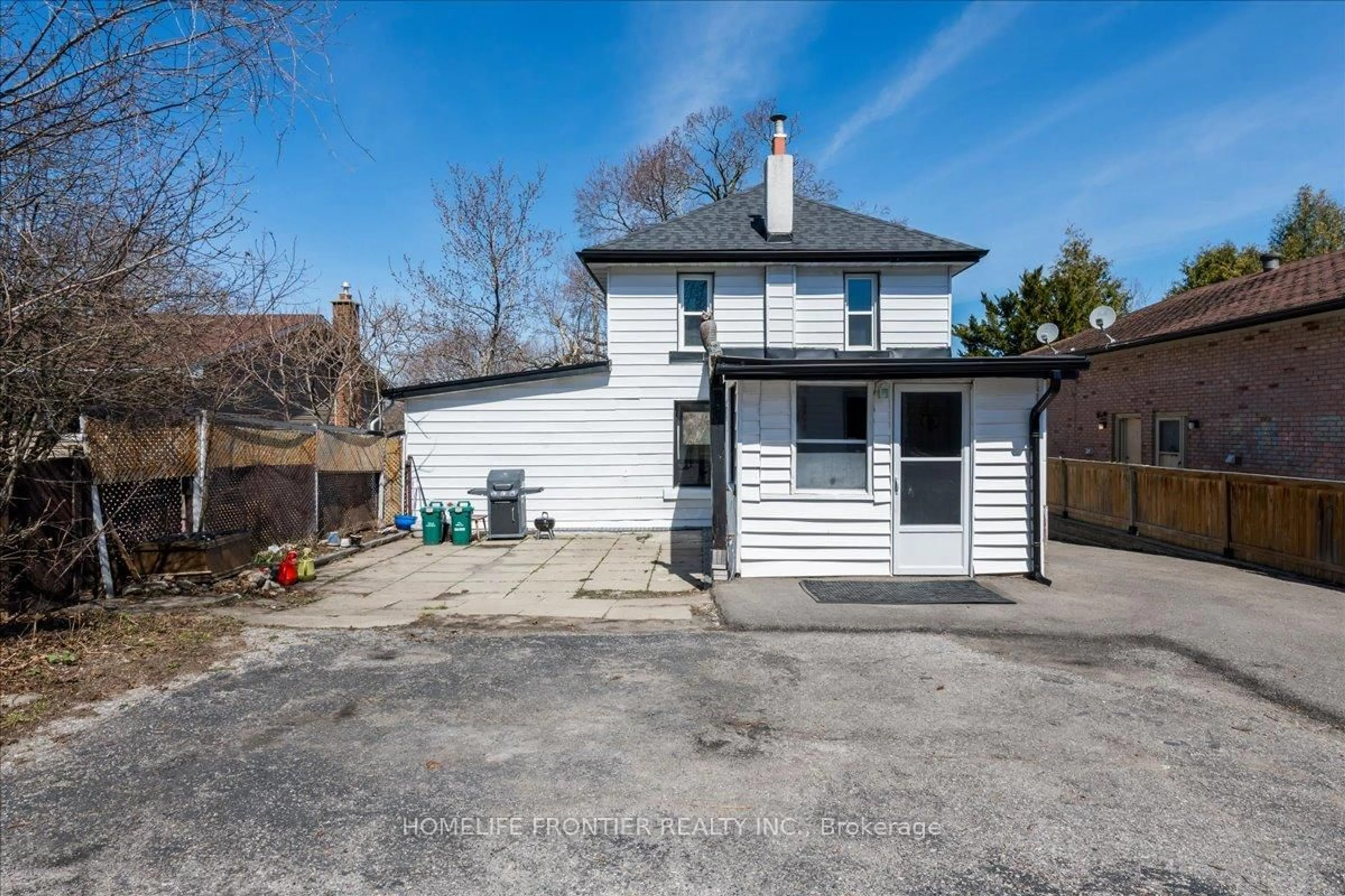 A pic from outside/outdoor area/front of a property/back of a property/a pic from drone, street for 215 Oxford St, Orillia Ontario L3V 1H6
