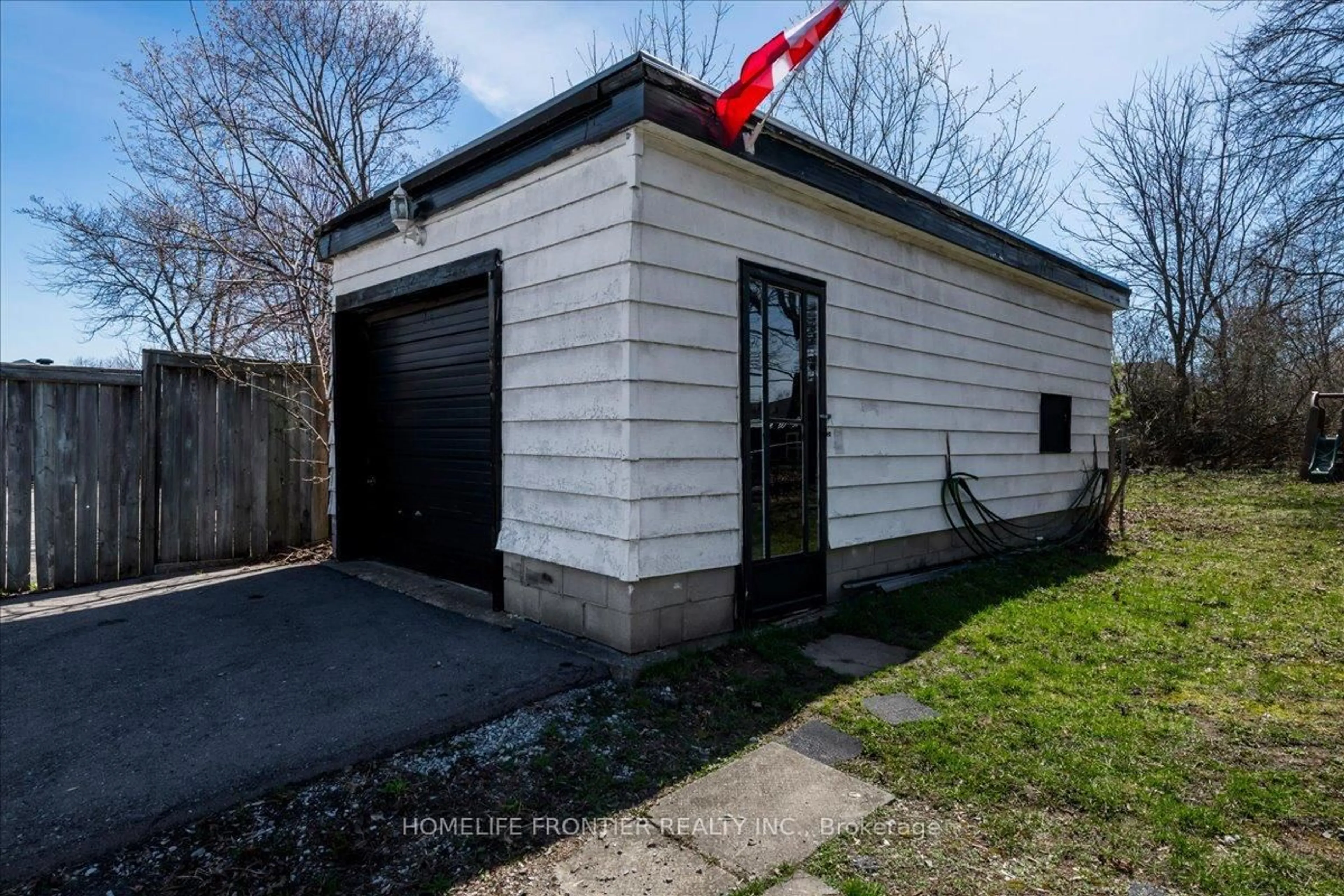Indoor garage for 215 Oxford St, Orillia Ontario L3V 1H6