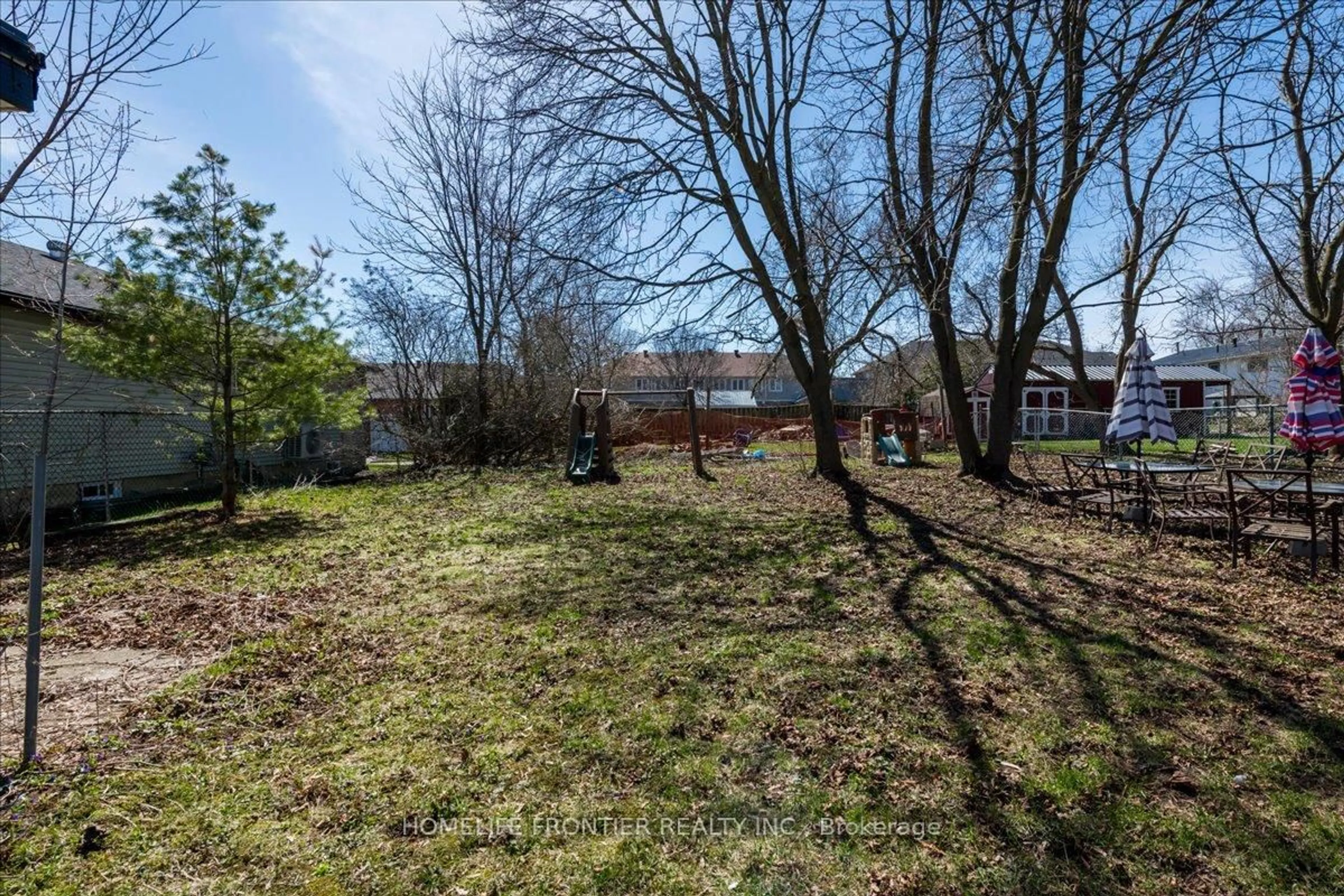 A pic from outside/outdoor area/front of a property/back of a property/a pic from drone, water/lake/river/ocean view for 215 Oxford St, Orillia Ontario L3V 1H6