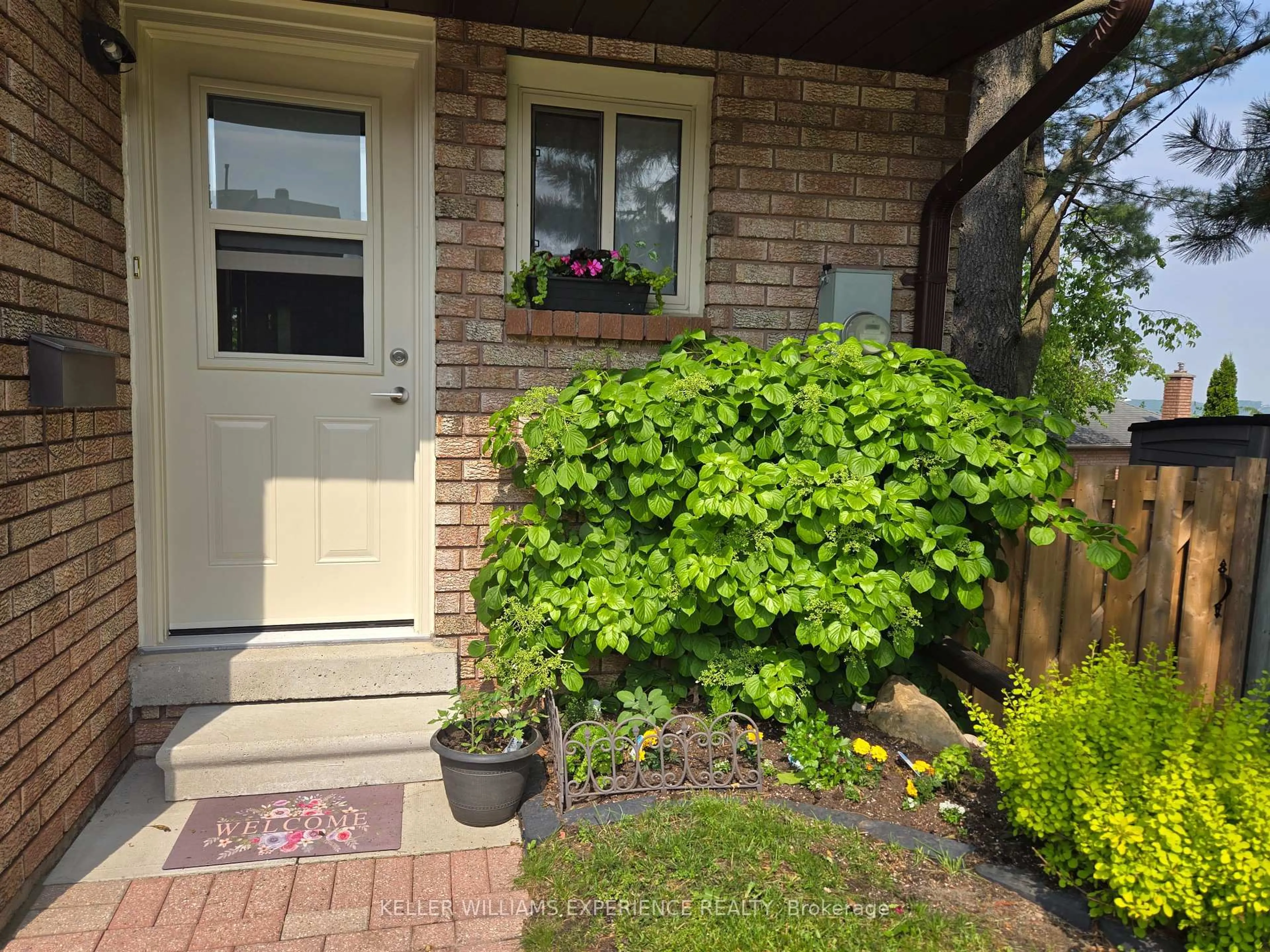 Indoor entryway for 15 Pheasant Tr, Barrie Ontario L4N 6W4