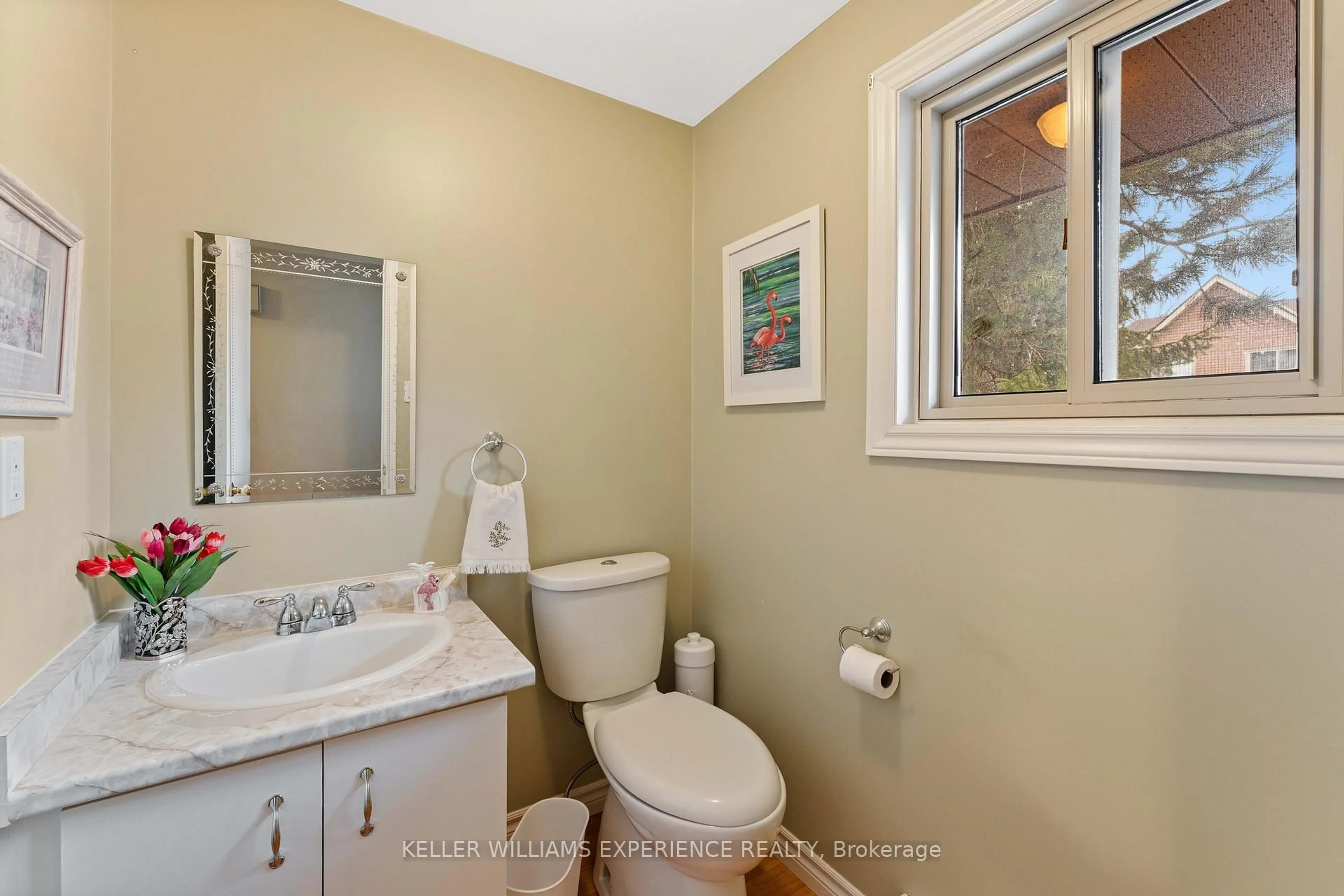 Standard bathroom, ceramic/tile floor for 15 Pheasant Tr, Barrie Ontario L4N 6W4