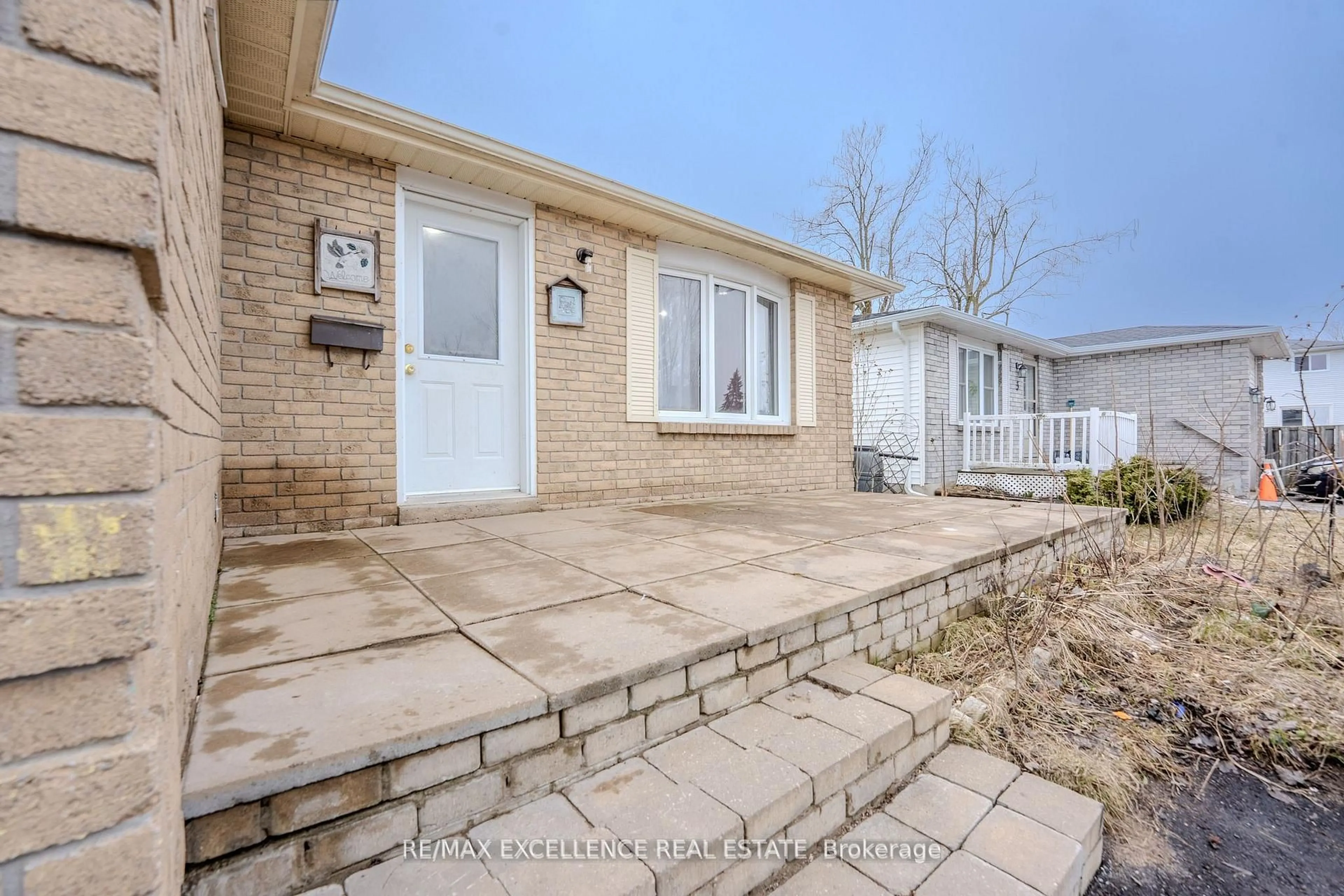A pic from outside/outdoor area/front of a property/back of a property/a pic from drone, street for 3 Hickling Tr, Barrie Ontario L4M 5V7