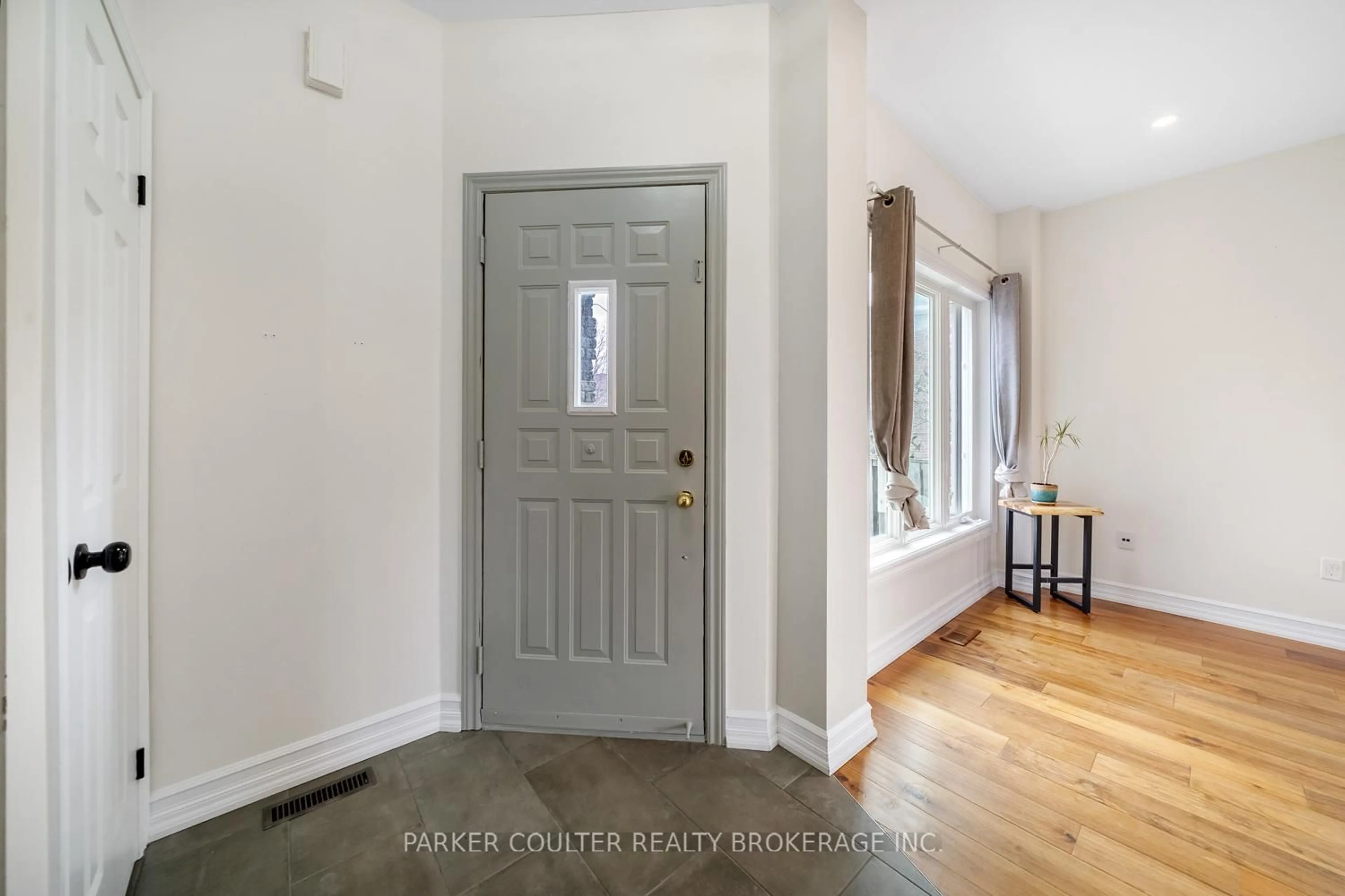 Indoor entryway for 151 Raymond Cres, Barrie Ontario L4N 0V7