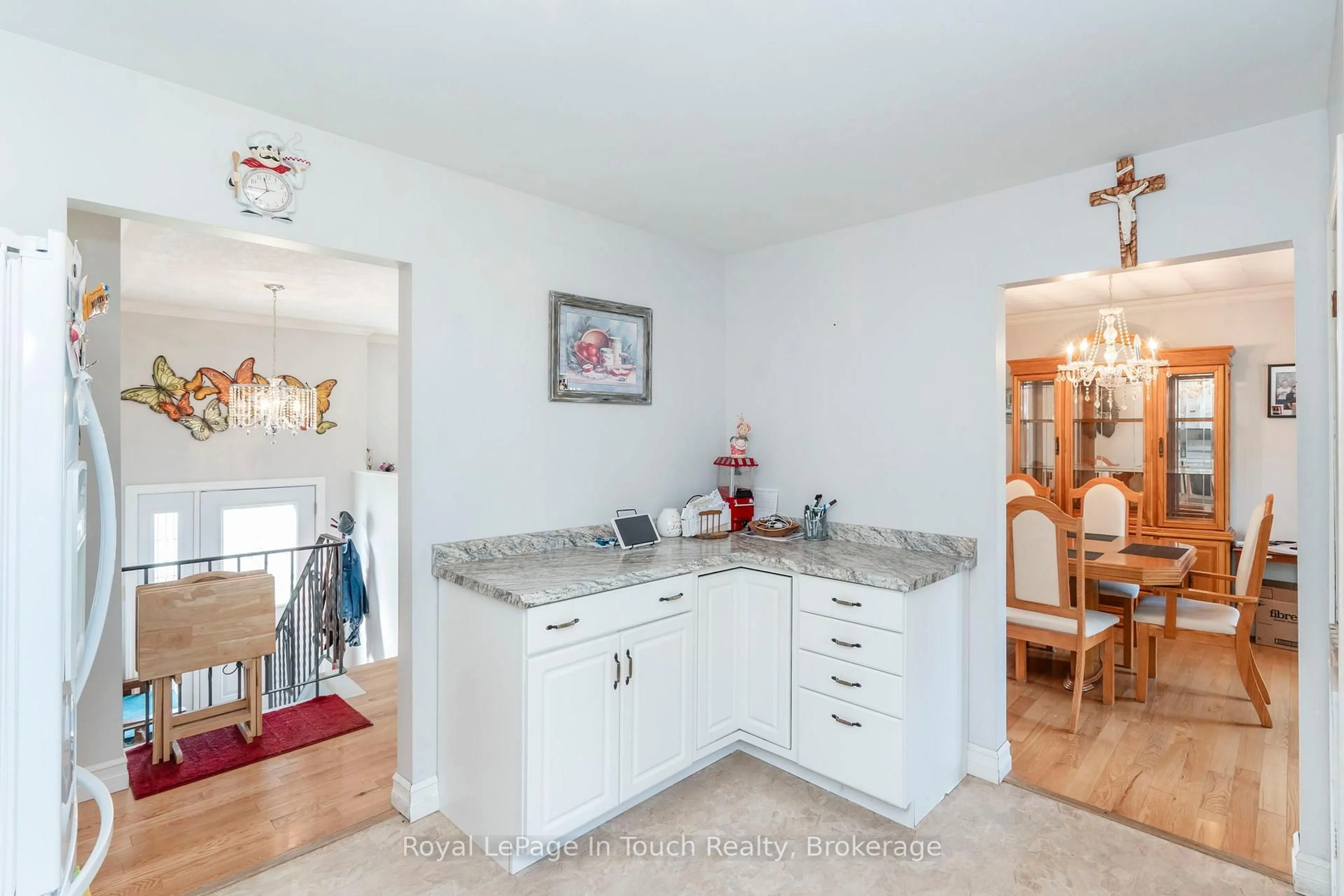 Open concept kitchen, unknown for 32 Bridle Rd, Penetanguishene Ontario L9M 1J5