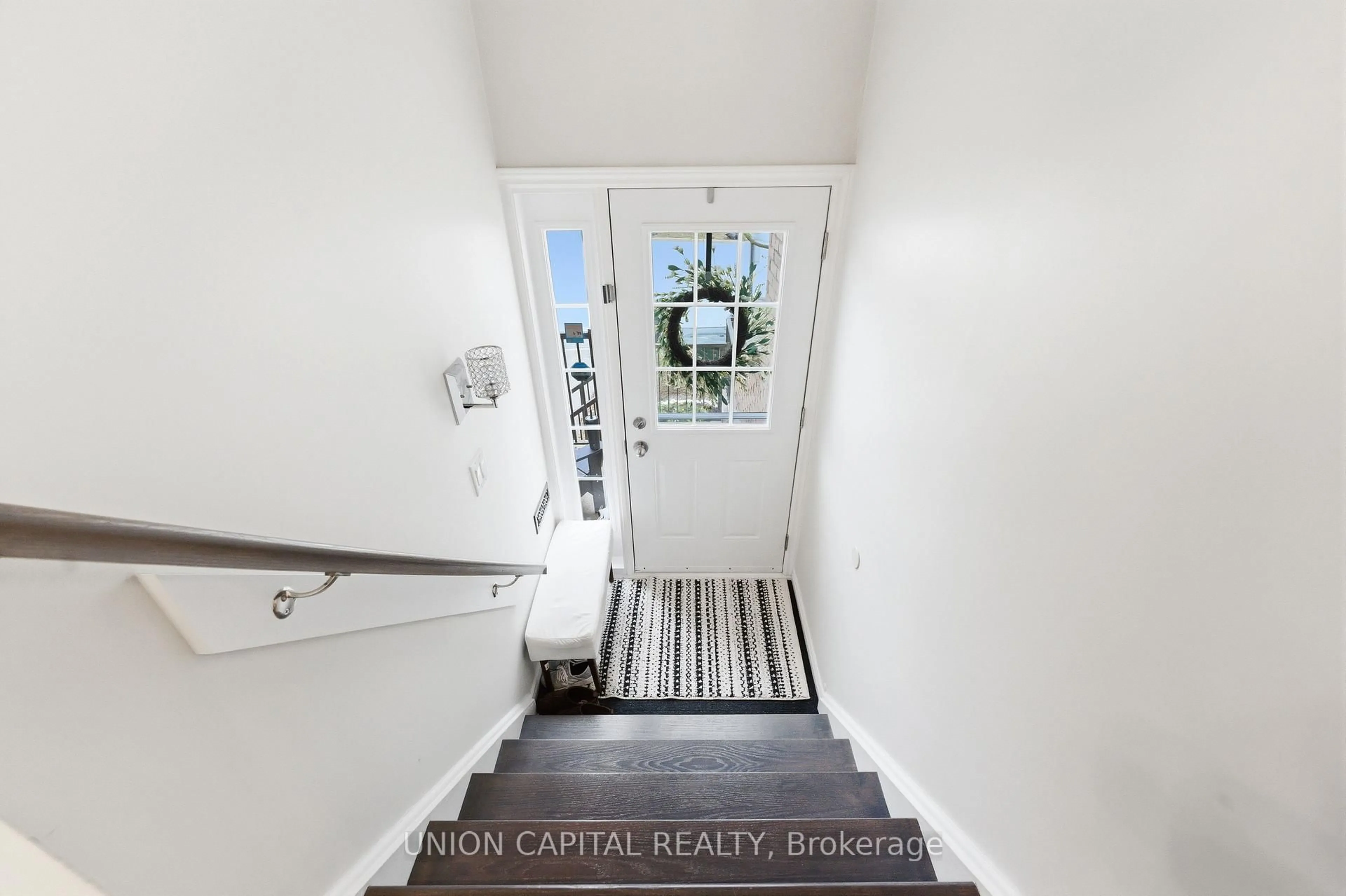 Indoor entryway for 72 Adelaide St #50, Barrie Ontario L4N 3T5