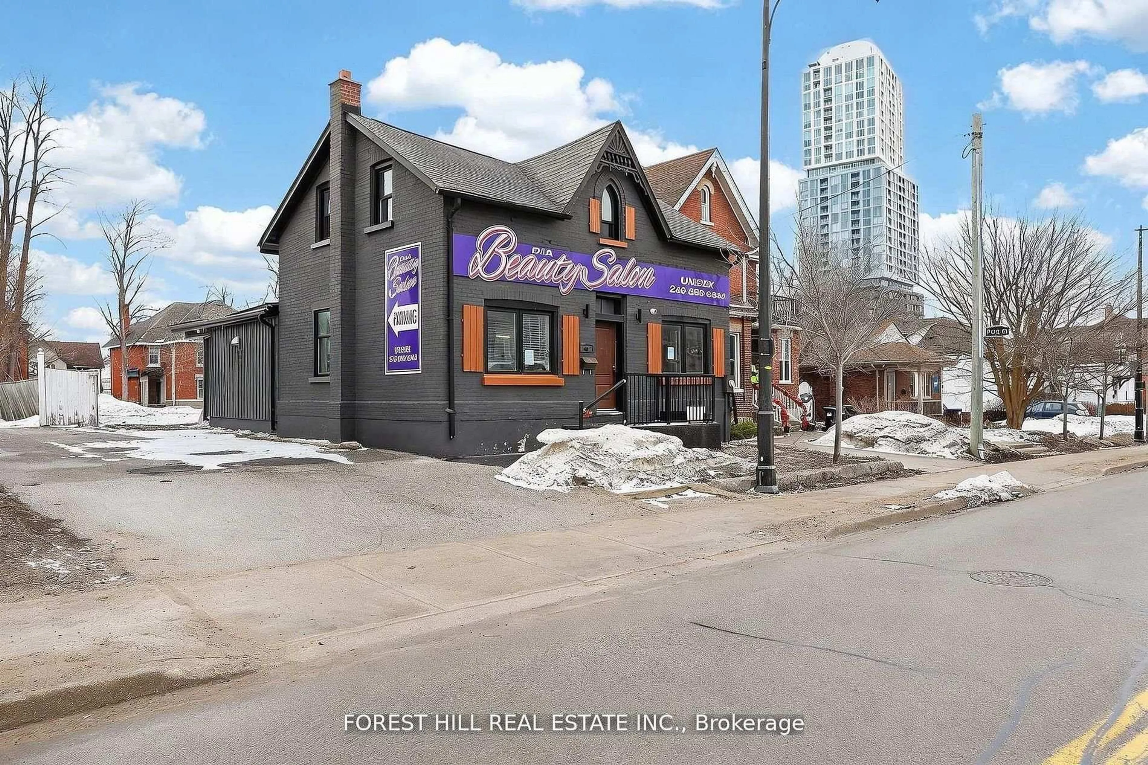 Patio, building for 89 Toronto St, Barrie Ontario L4N 1V1