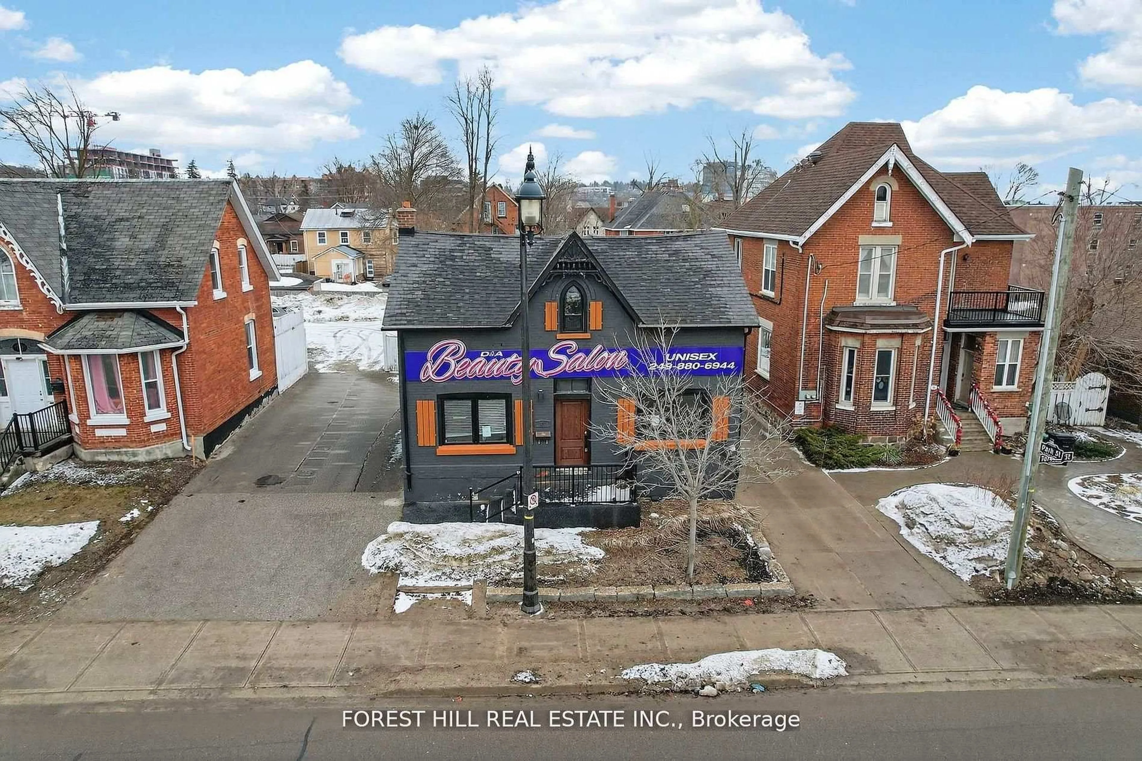 A pic from outside/outdoor area/front of a property/back of a property/a pic from drone, street for 89 Toronto St, Barrie Ontario L4N 1V1
