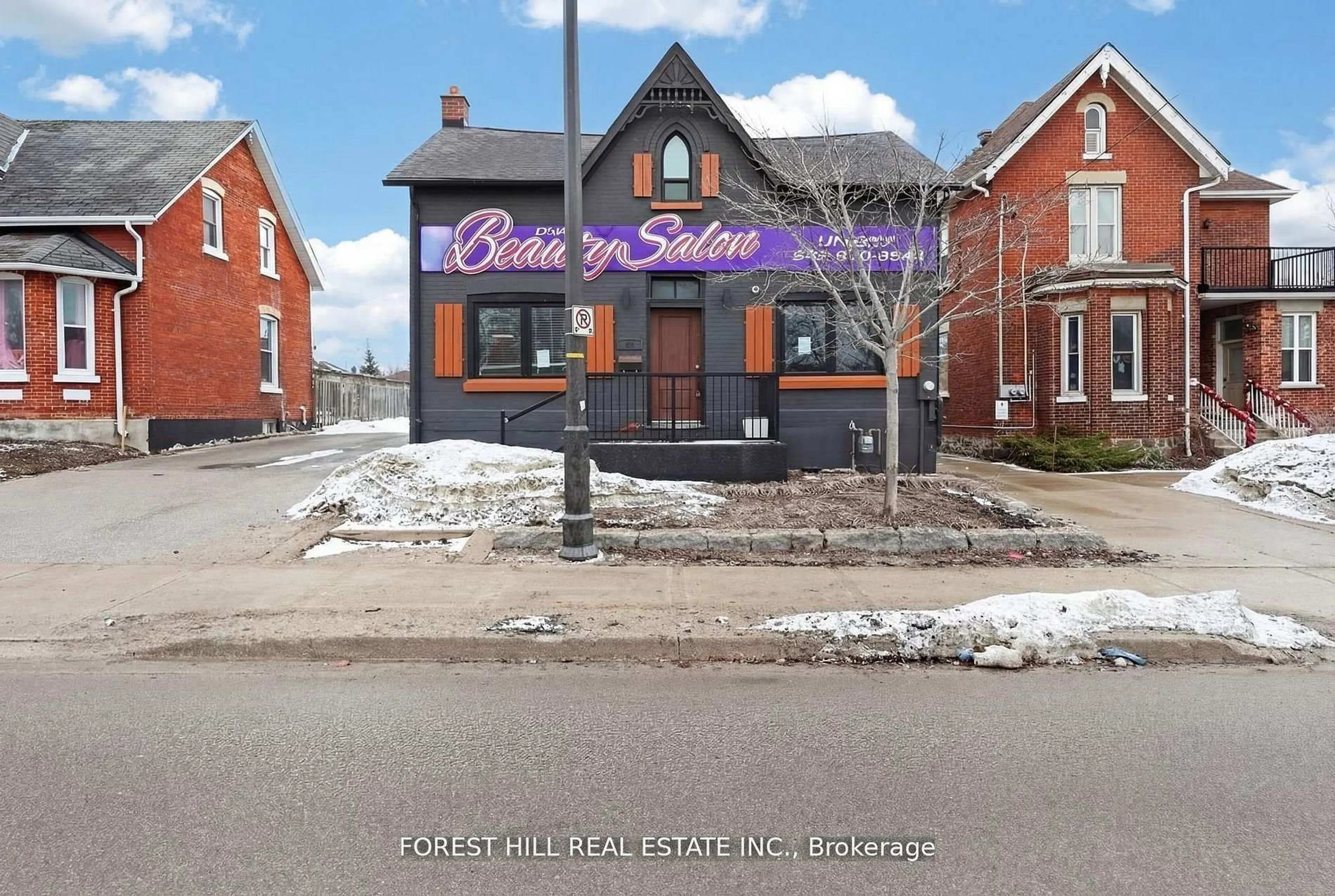 A pic from outside/outdoor area/front of a property/back of a property/a pic from drone, street for 89 Toronto St, Barrie Ontario L4N 1V1