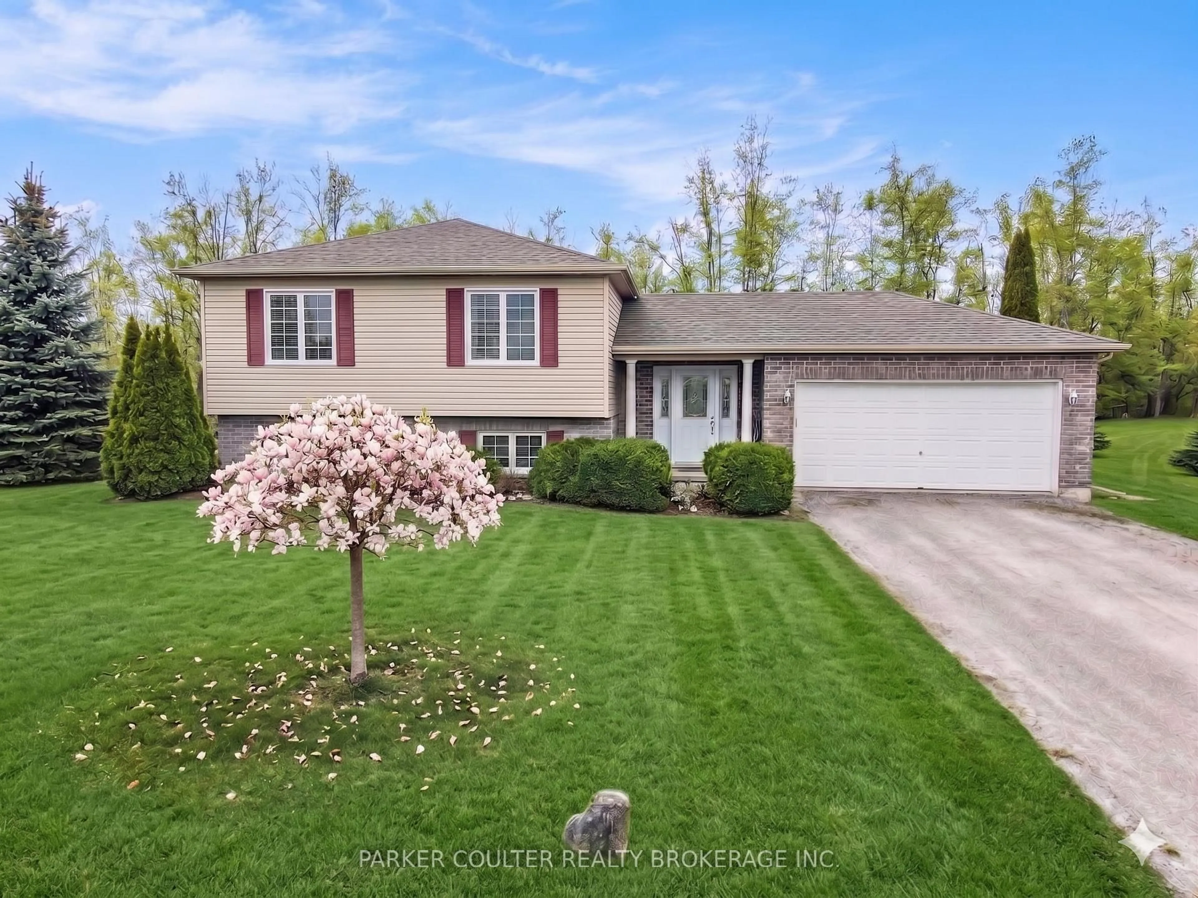 A pic from outside/outdoor area/front of a property/back of a property/a pic from drone, street for 4676 Zachary Cres, Ramara Ontario L3V 0K8