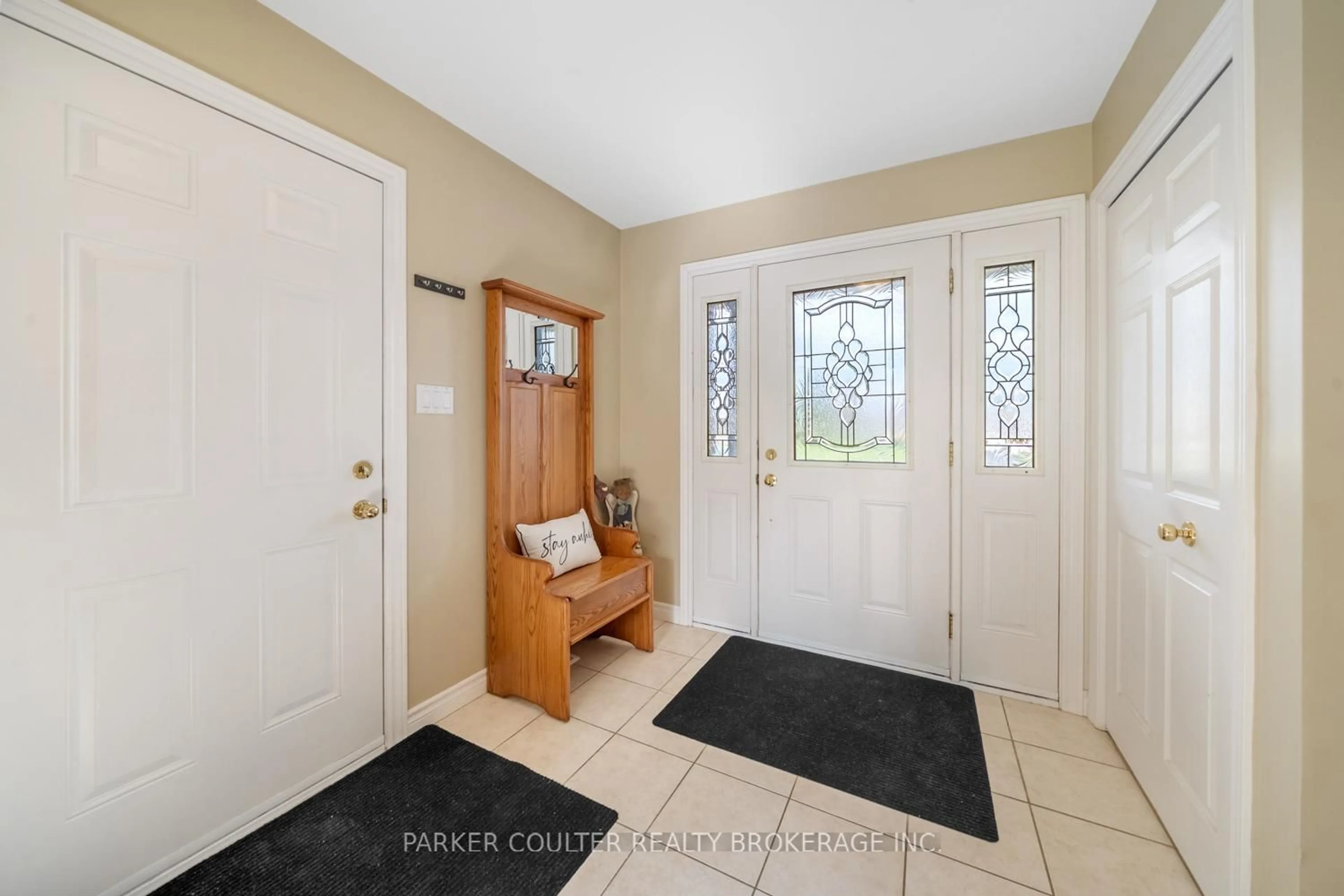 Indoor entryway for 4676 Zachary Cres, Ramara Ontario L3V 0K8