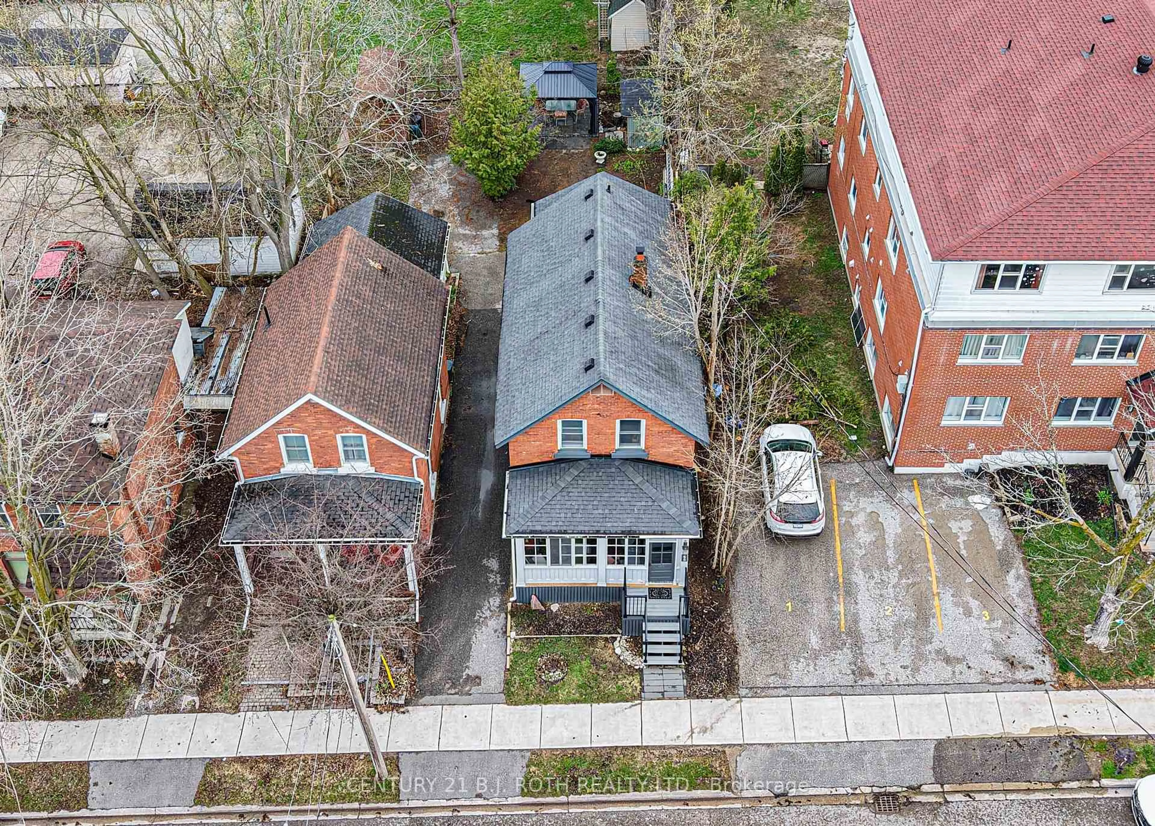A pic from outside/outdoor area/front of a property/back of a property/a pic from drone, street for 45 ALBERT St, Orillia Ontario L3V 5K3