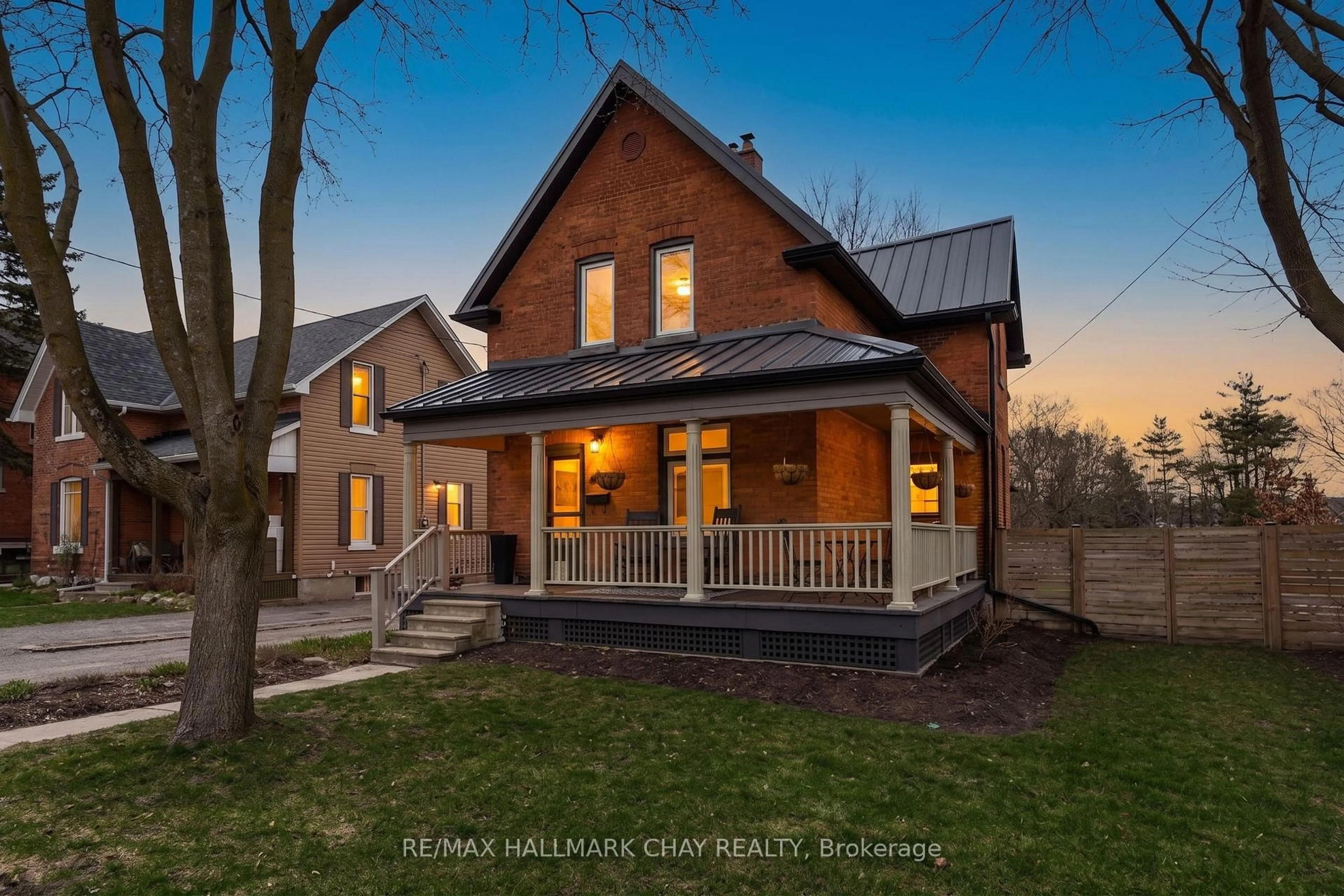 Home with brick exterior material, street for 56 William St, Barrie Ontario L4N 3J6