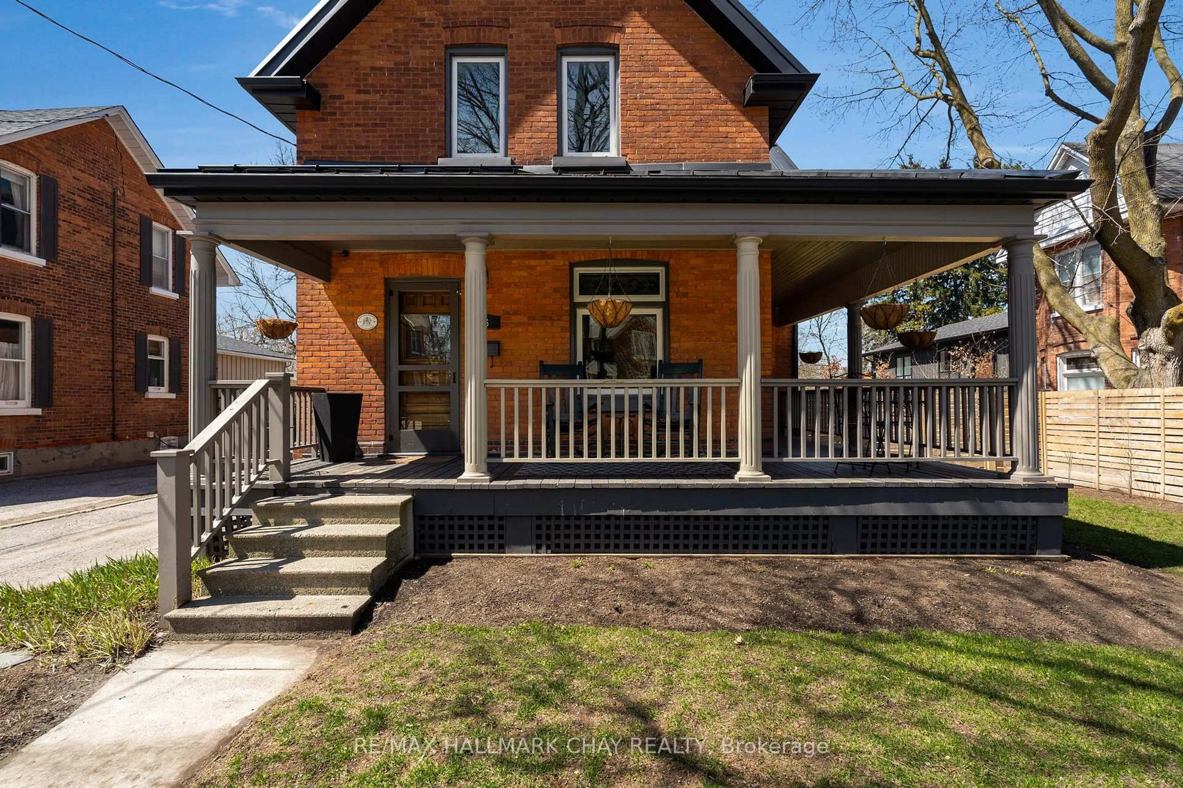 Home with brick exterior material, street for 56 William St, Barrie Ontario L4N 3J6