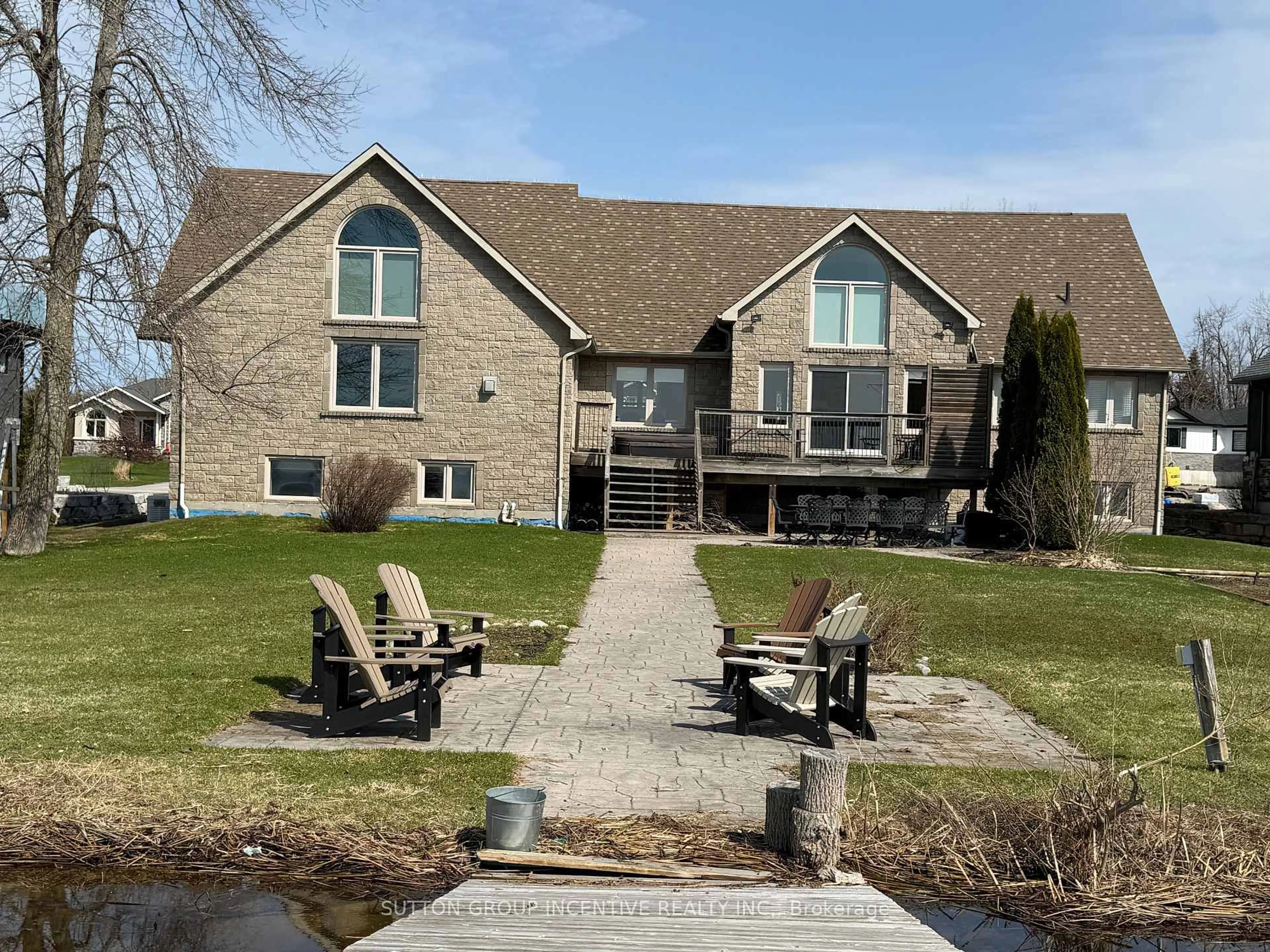 A pic from outside/outdoor area/front of a property/back of a property/a pic from drone, unknown for 10 Misty Crt, Ramara Ontario L0K 1B0