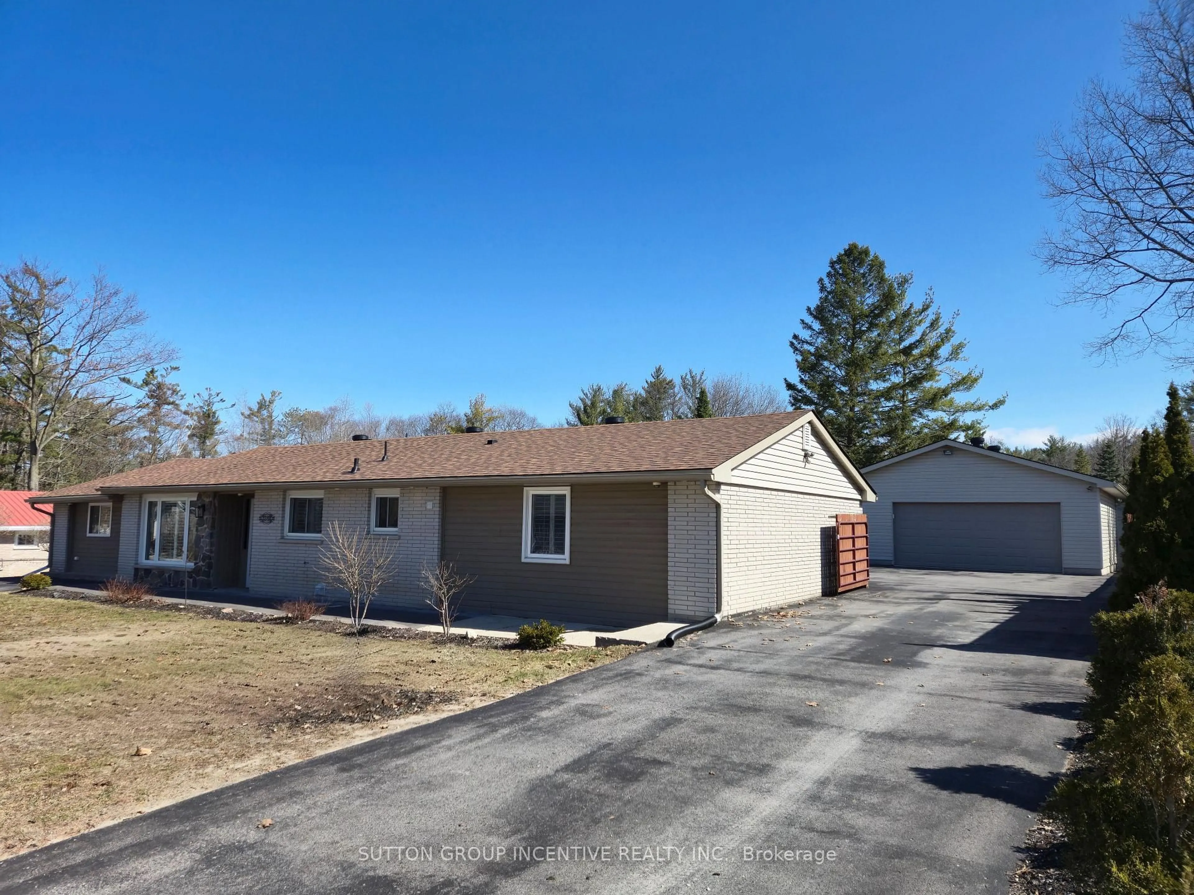 A pic from outside/outdoor area/front of a property/back of a property/a pic from drone, street for 355 Zoo Park Rd, Wasaga Beach Ontario L9Z 1S7