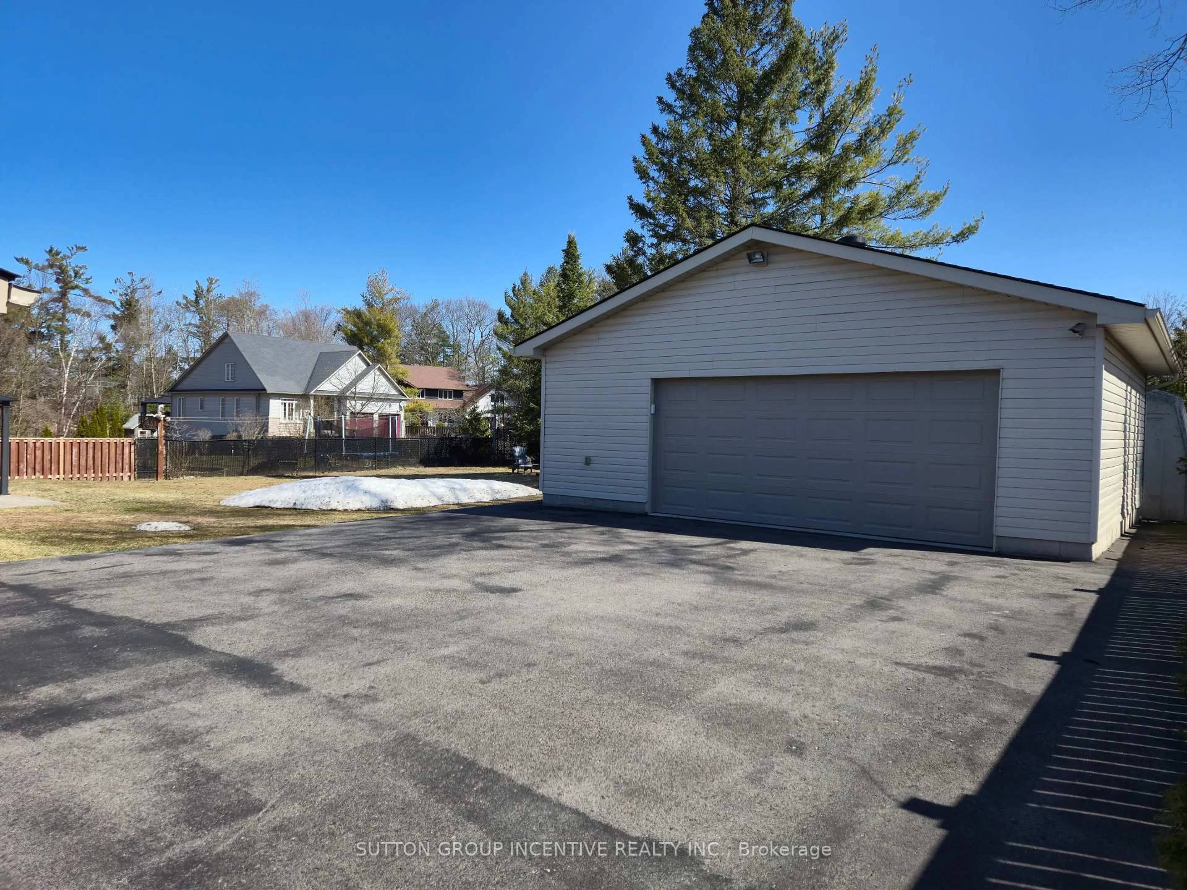 A pic from outside/outdoor area/front of a property/back of a property/a pic from drone, street for 355 Zoo Park Rd, Wasaga Beach Ontario L9Z 1S7